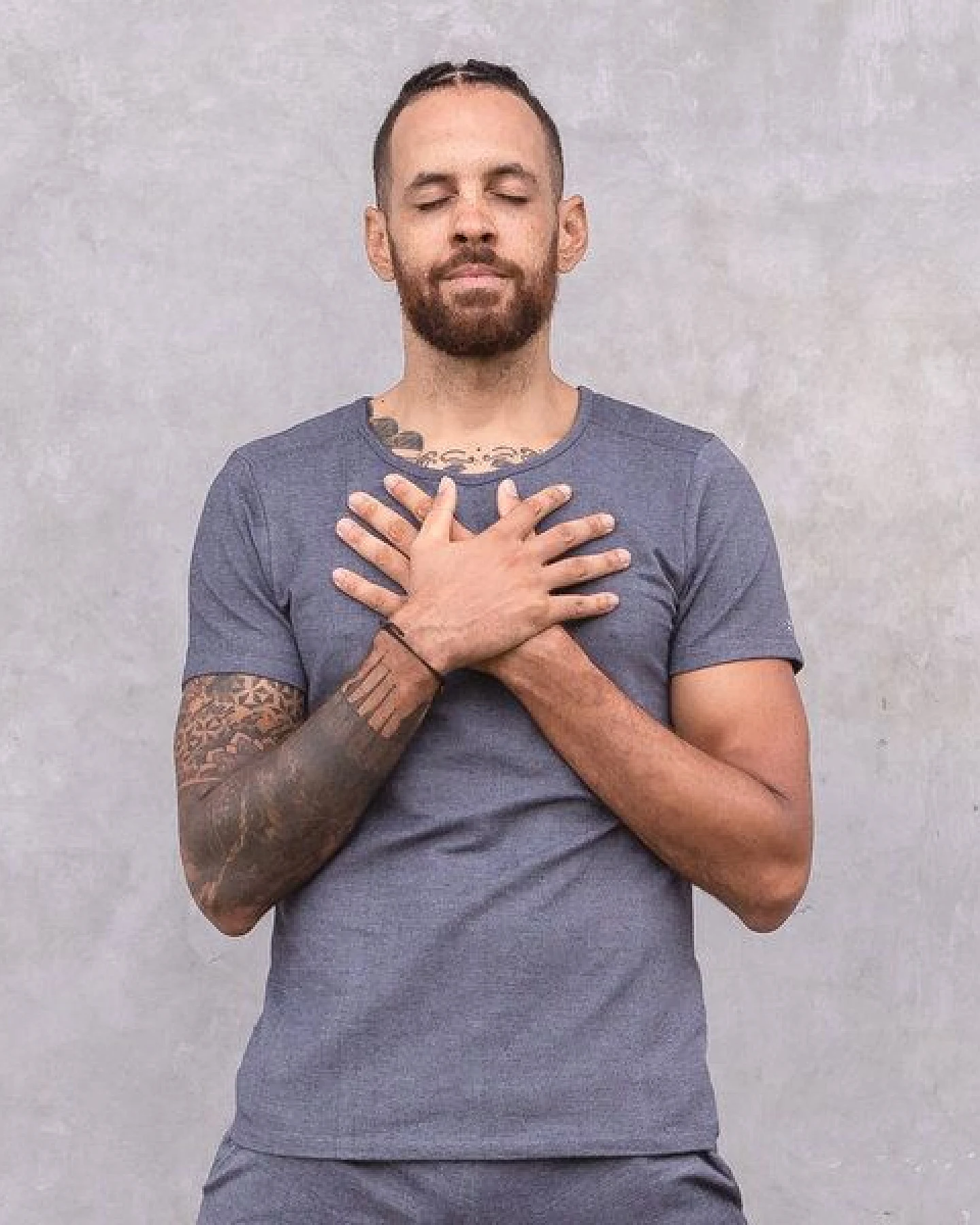 Jaya ROCKY DENIM - Bodyfitted Men`s T-Shirt für Yoga und Everyday – Ansicht 2