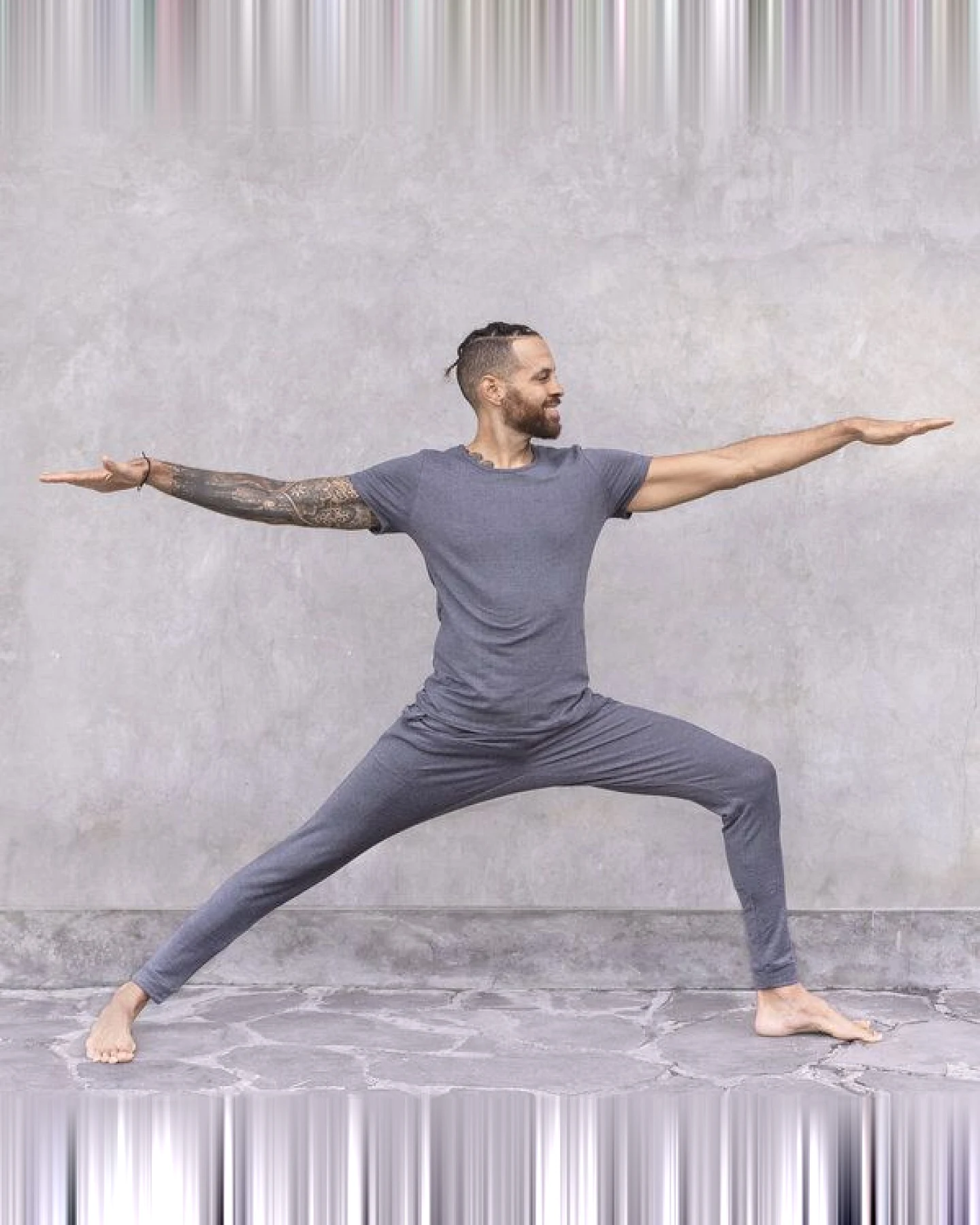 Jaya ROCKY DENIM - Bodyfitted Men`s T-Shirt für Yoga und Everyday – Ansicht 3