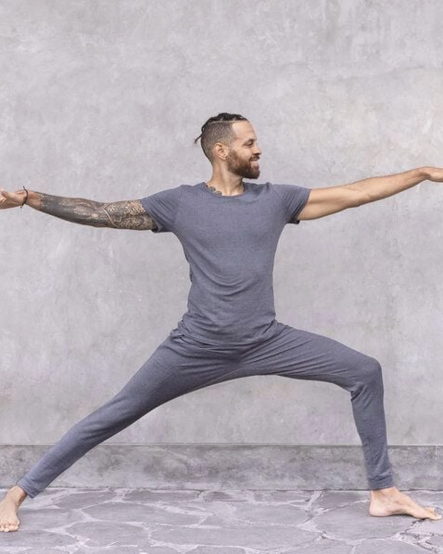 Jaya ROCKY DENIM - Bodyfitted Men`s T-Shirt für Yoga und Everyday – Ansicht 3