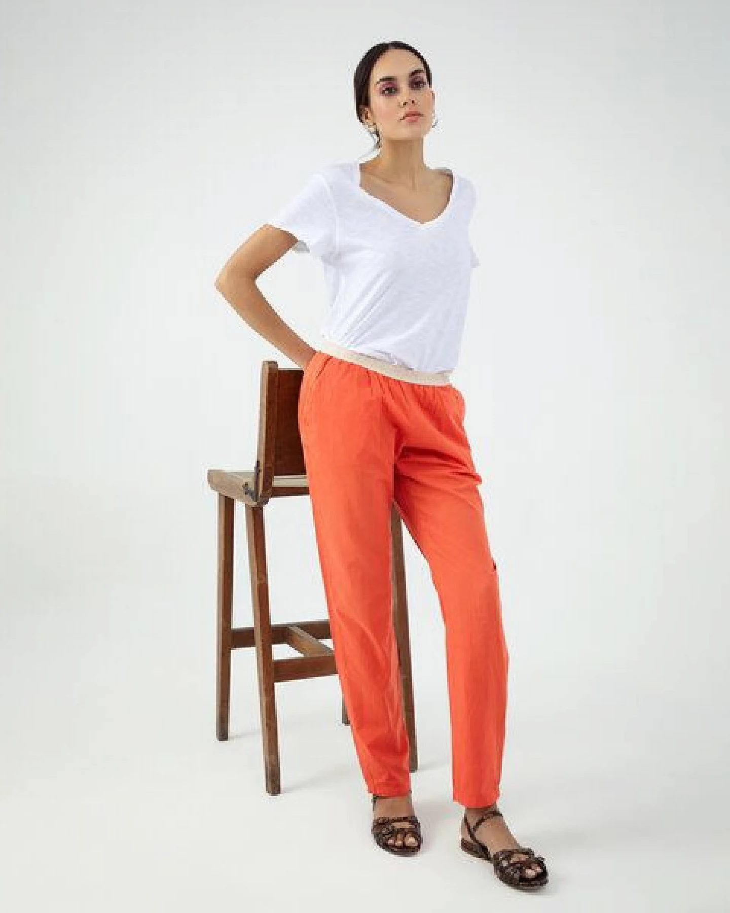 d'Els Rebecca Damen V-Neck Kurzarm T-Shirt aus Flame Bio Baumwolle – Ansicht 2