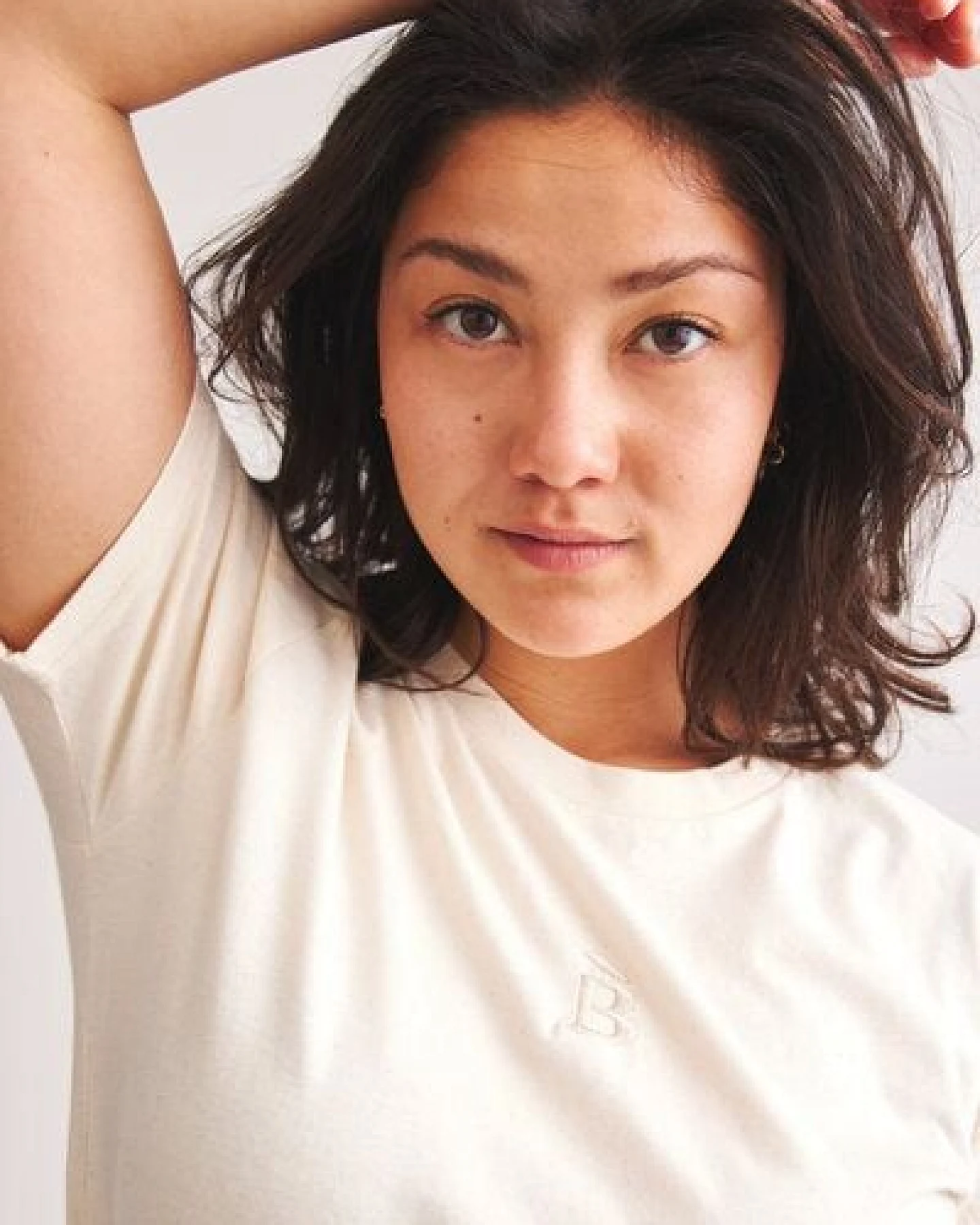 Baìge the Label T-Shirt mit B-Stick – Ansicht 2