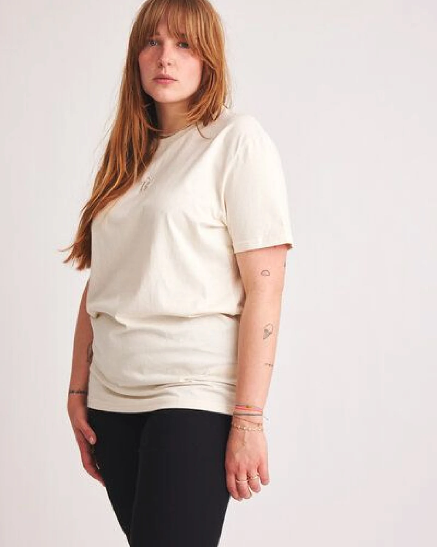 Baìge the Label T-Shirt mit B-Stick – Ansicht 3
