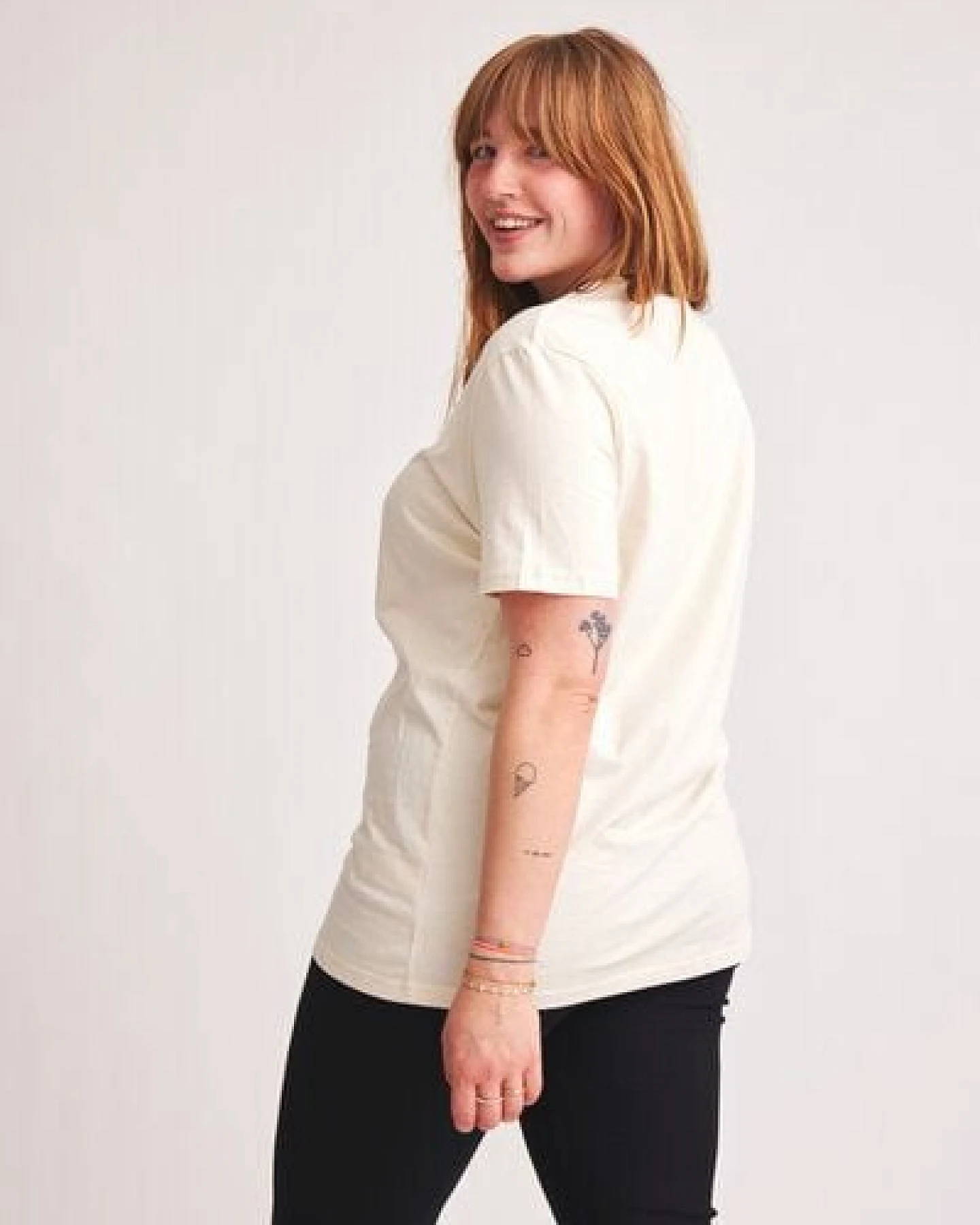 Baìge the Label T-Shirt mit B-Stick – Ansicht 4