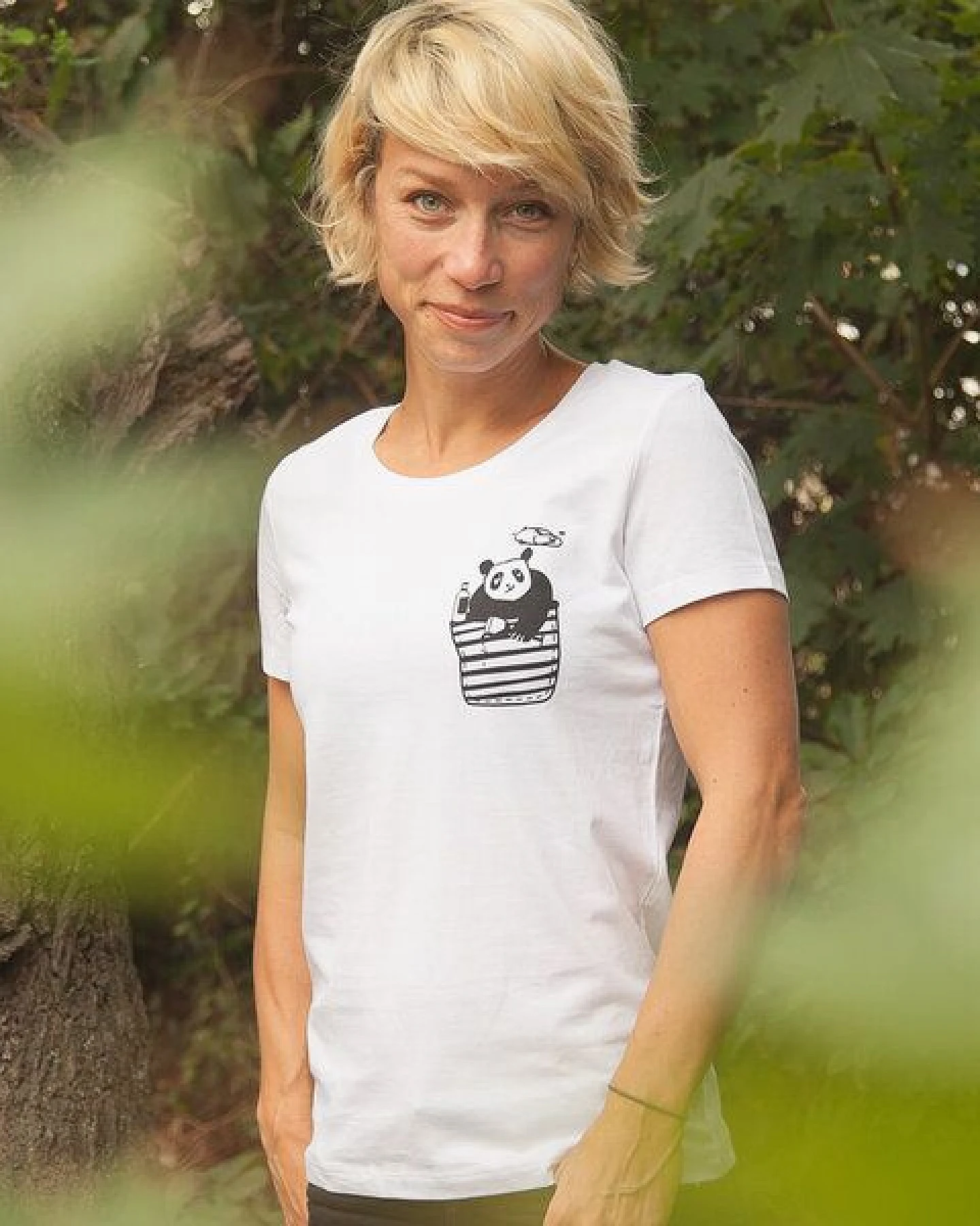 Pingzi Panda - Brust Motiv - päfjes Fair Wear Frauen T-Shirt - White – Ansicht 2