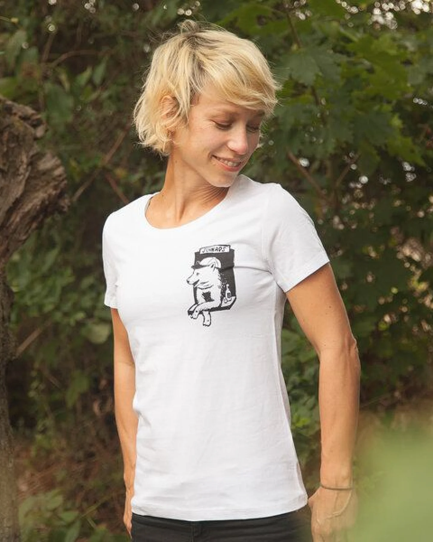 Husky-Bar mit Schnaps - Brust Motiv - päfjes Fair Wear Frauen T-Shirt - White – Ansicht 2