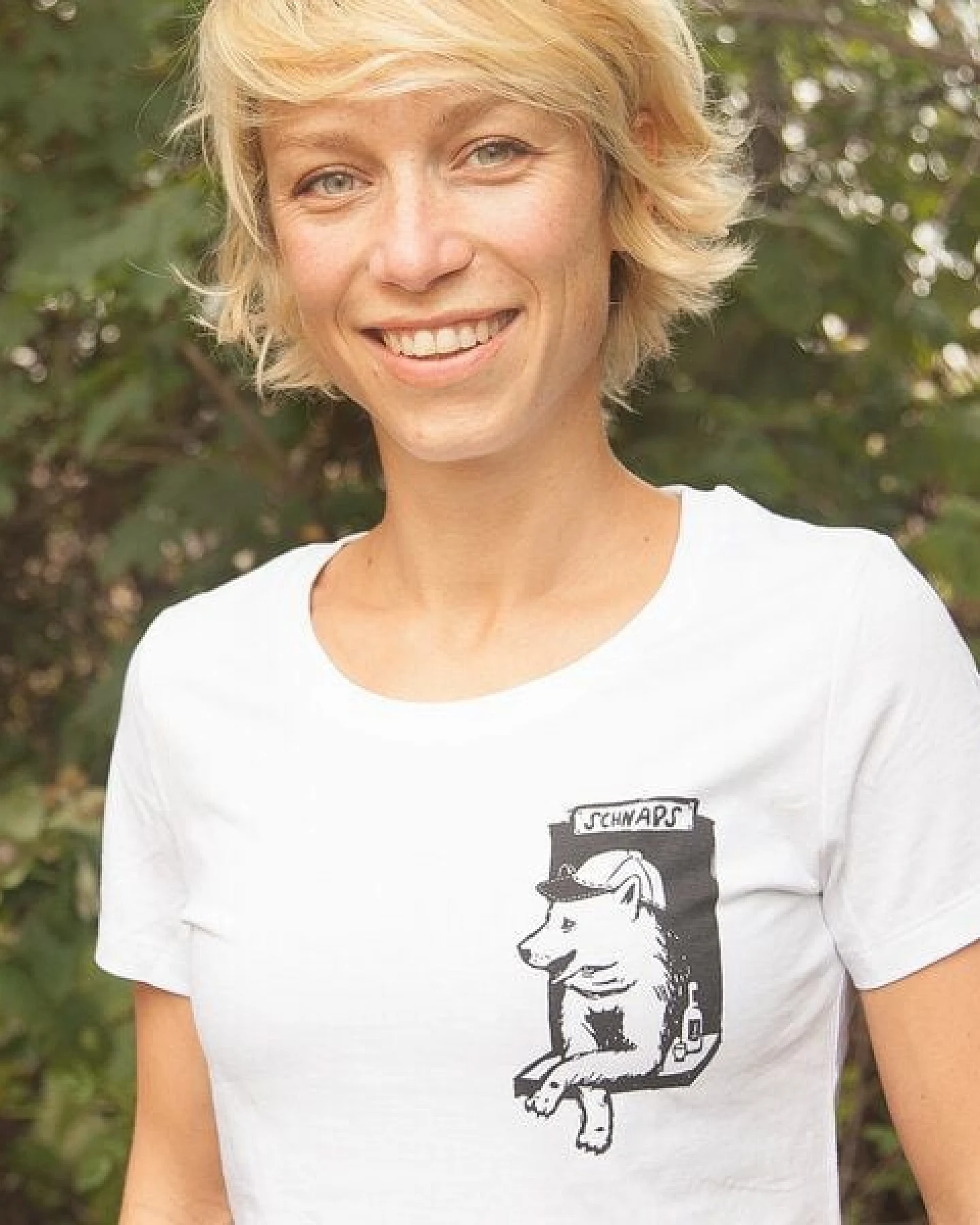 Husky-Bar mit Schnaps - Brust Motiv - päfjes Fair Wear Frauen T-Shirt - White – Ansicht 4