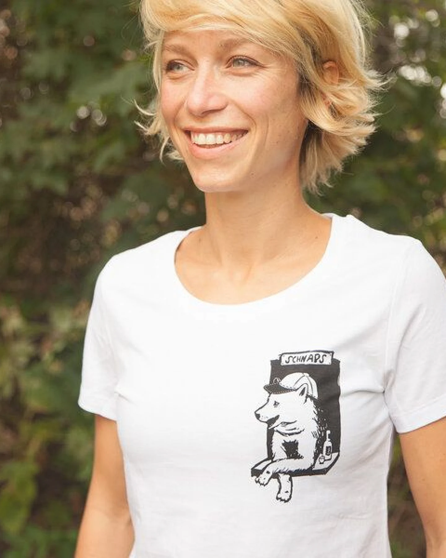 Husky-Bar mit Schnaps - Brust Motiv - päfjes Fair Wear Frauen T-Shirt - White – Ansicht 2