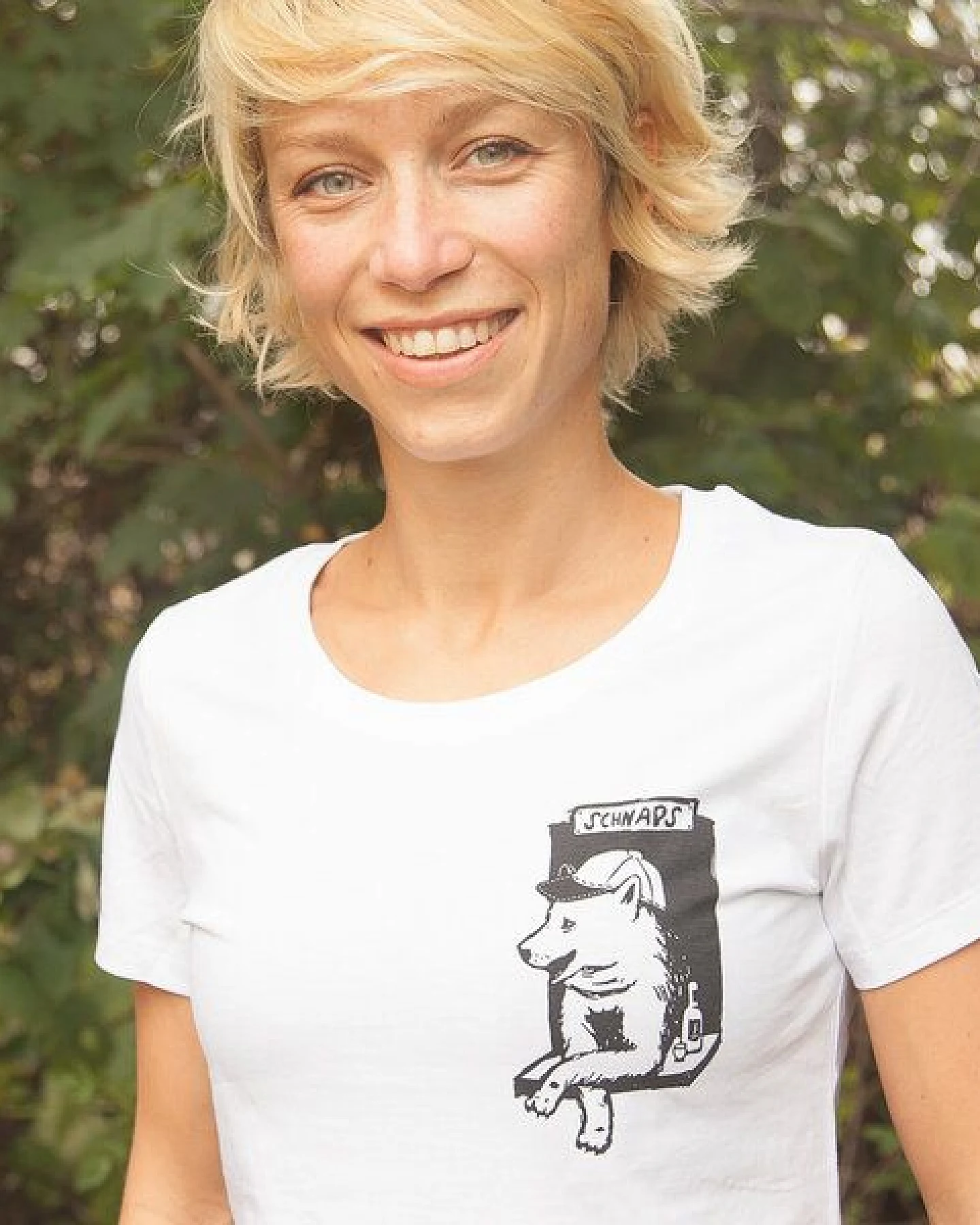Husky-Bar mit Schnaps - Brust Motiv - päfjes Fair Wear Frauen T-Shirt - White – Ansicht 3