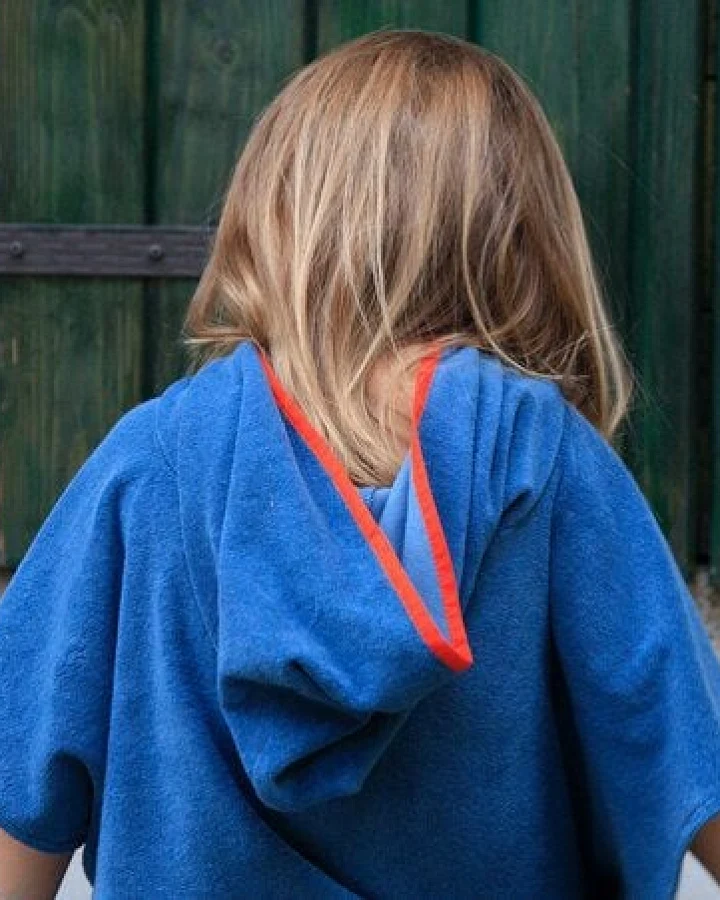 Blau Mit Orangenem Rand
