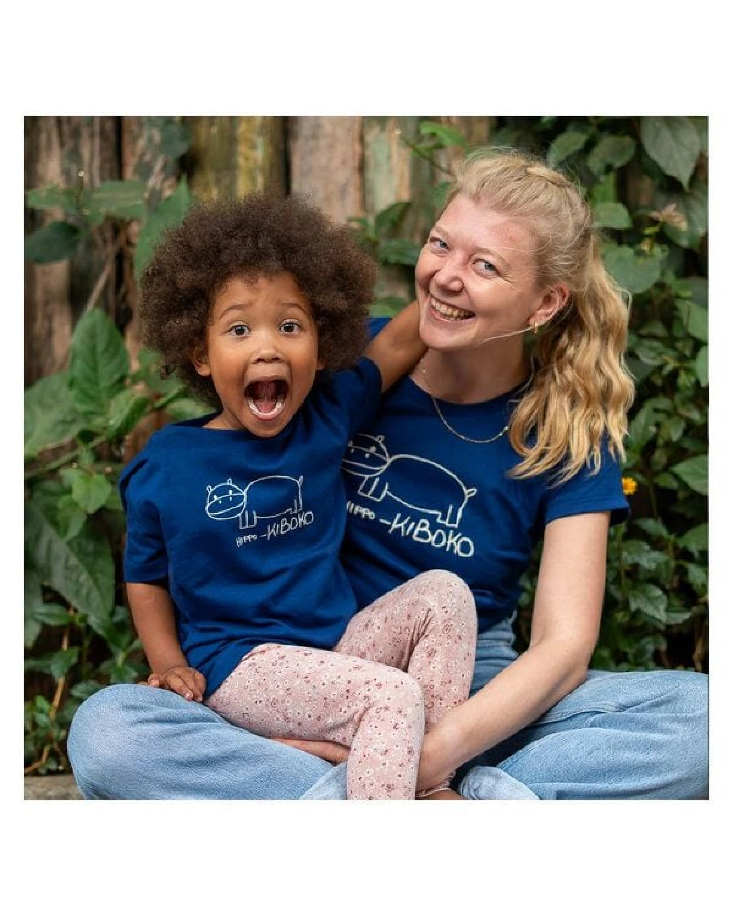 Kipepeo-Clothing HIPPO Frauen T-Shirt aus Bio-Baumwolle mit Brustprint Mitternachtsblau. Handmade in Kenya. – Ansicht 4