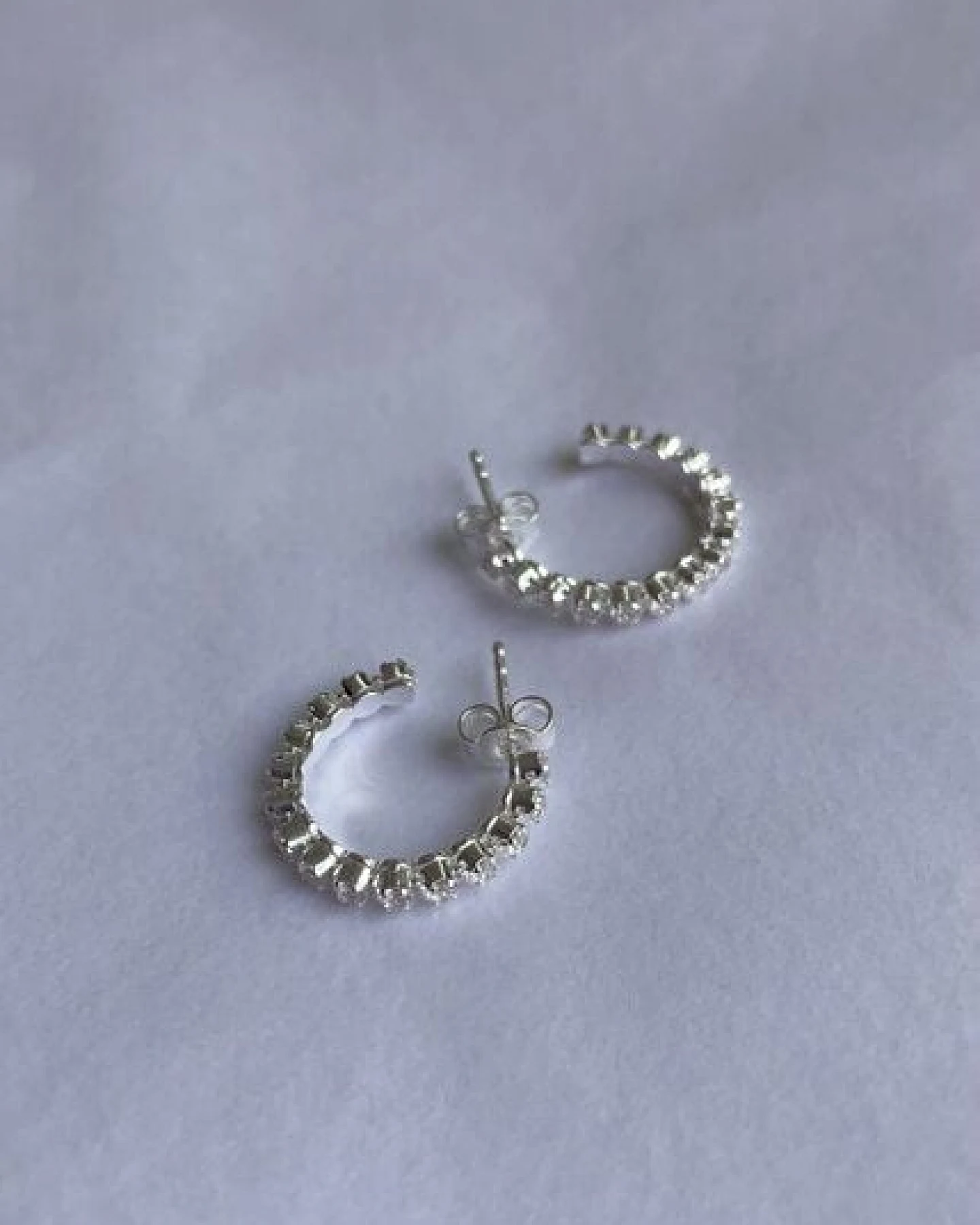 noemvri fashion label Creolen mit Zirkoniasteinen silber – Ansicht 4