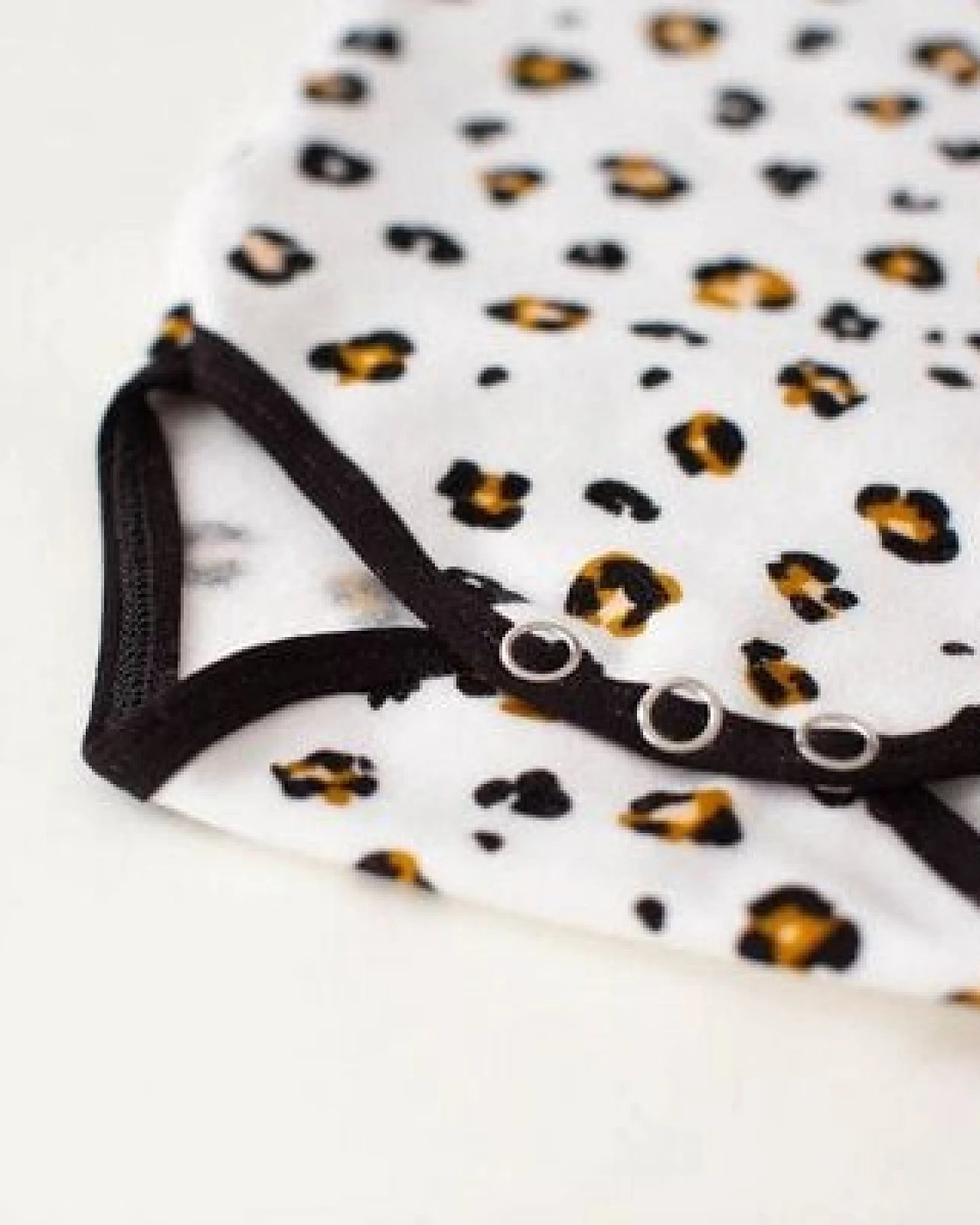 Langarm Baby Body *Leopard weiß* Bio Baumwolle – Ansicht 4