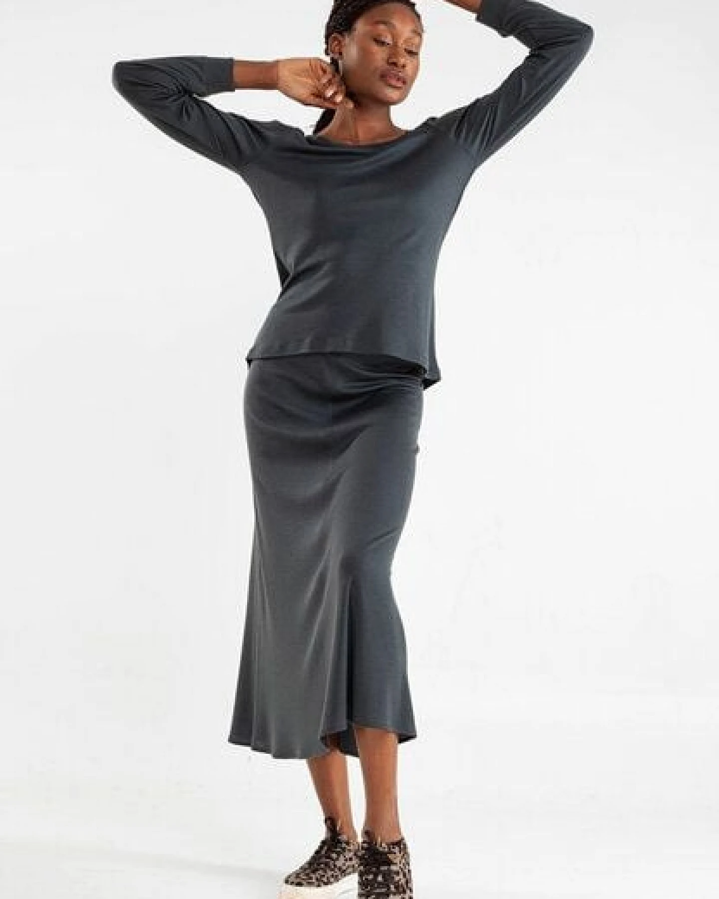 Alma & Lovis Bluse mit Ärmelraffung aus Tencel und Wolle – Ansicht 4