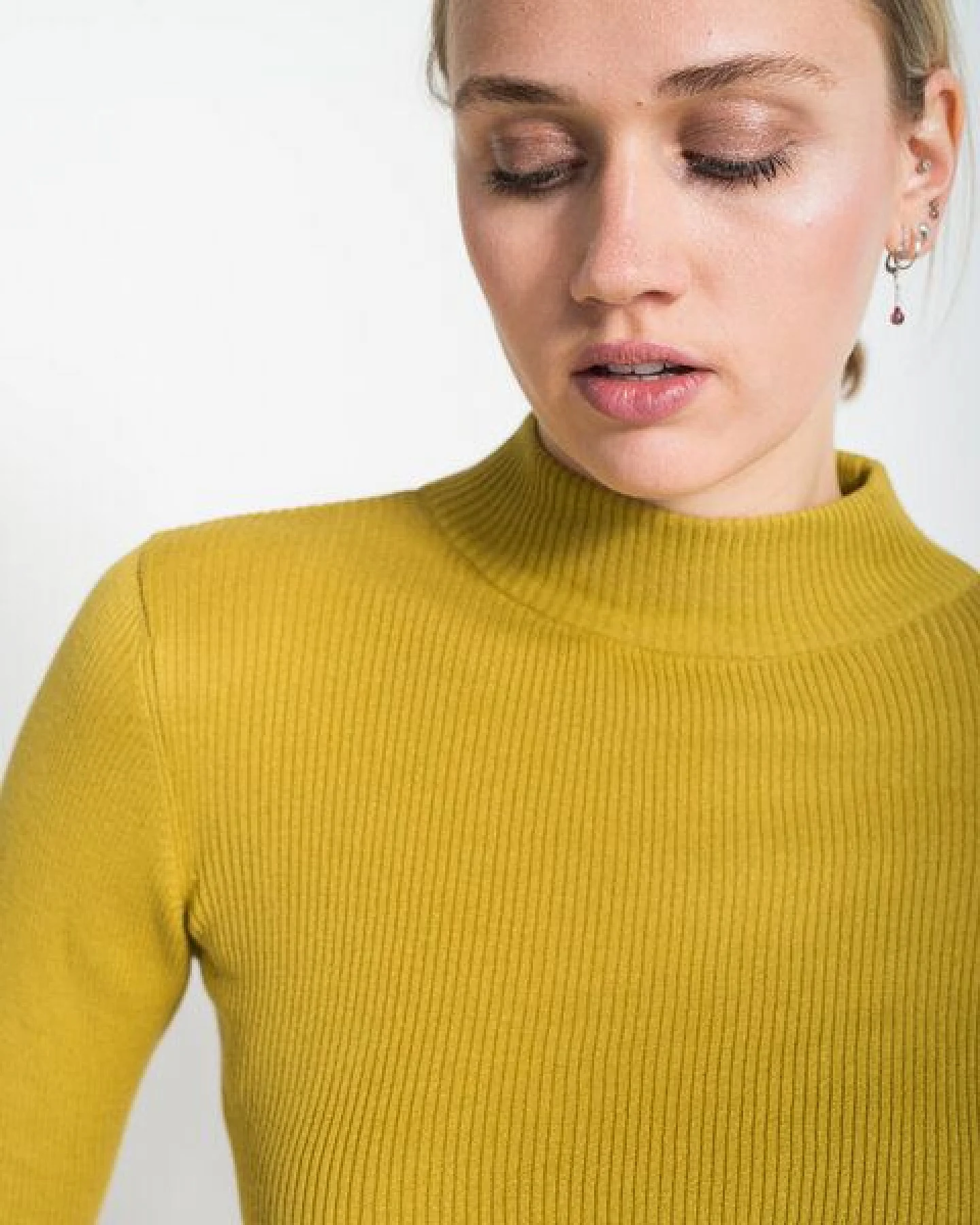 Alma & Lovis Rollkragen-Pullover aus Bio-Baumwolle – Ansicht 2