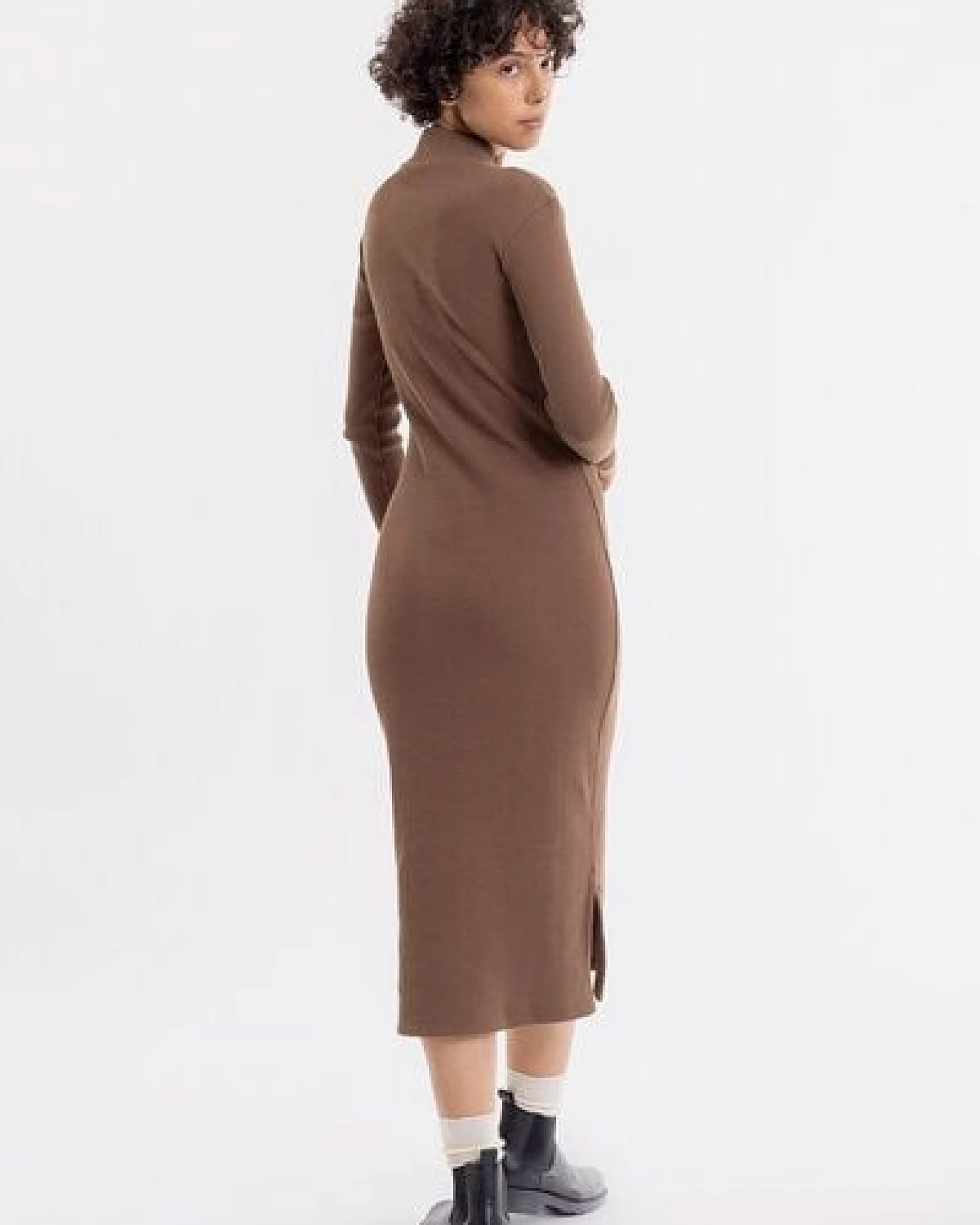 Rotholz Mock Neck Kleid aus Rippenstrick – Ansicht 4