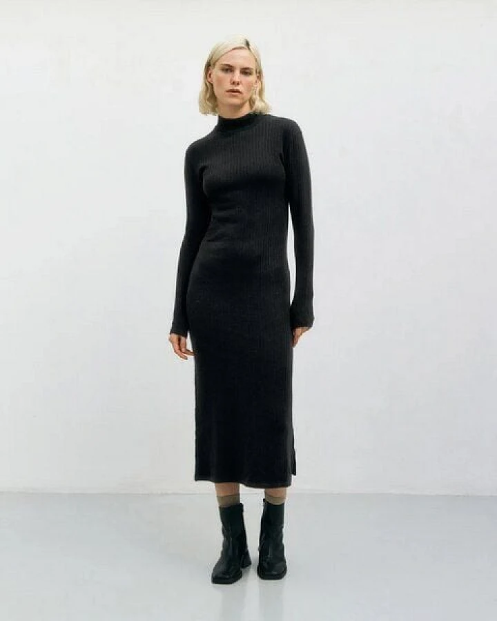 Rotholz Mock Neck Kleid aus Rippenstrick