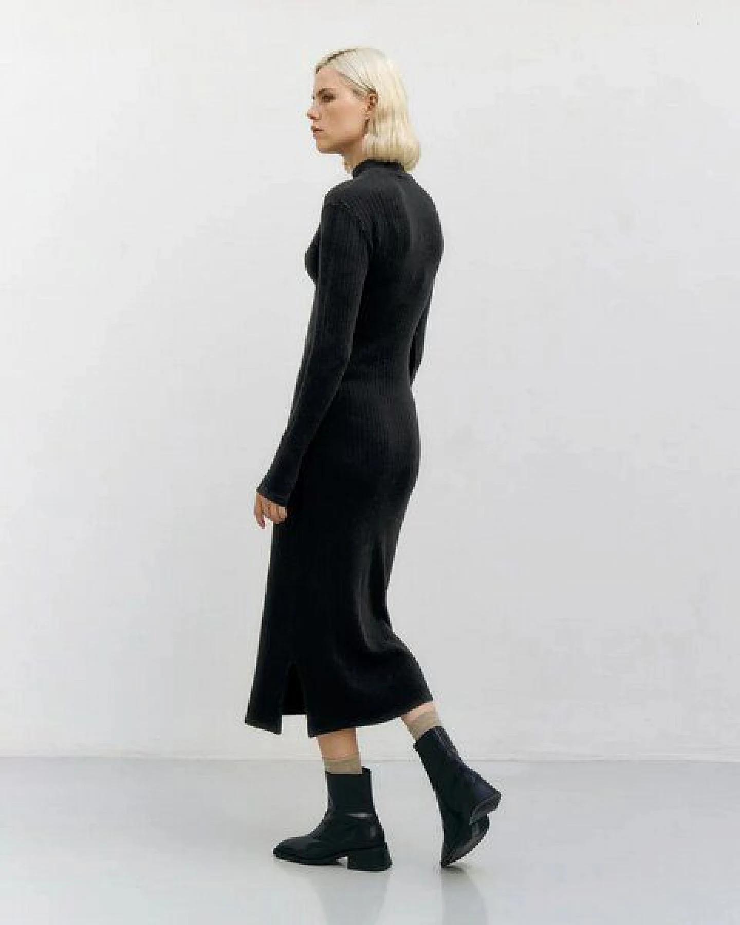 Rotholz Mock Neck Kleid aus Rippenstrick – Ansicht 3