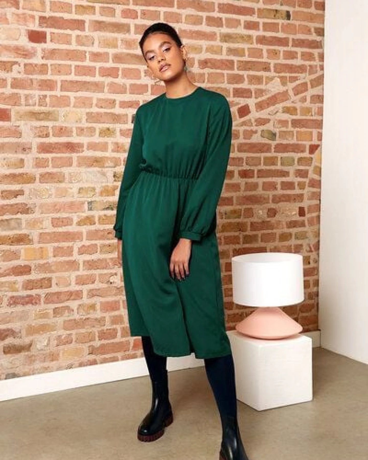 WiDDA berlin GARBO feminines Kleid in Waldgrün aus TENCEL® – Ansicht 3