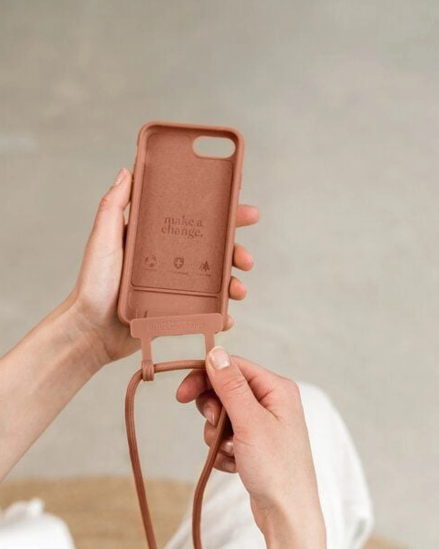 change the label Change Case - 2in1 Nachhaltige Handyhülle, iPhone Hülle mit abnehmbarer Kette – Ansicht 4