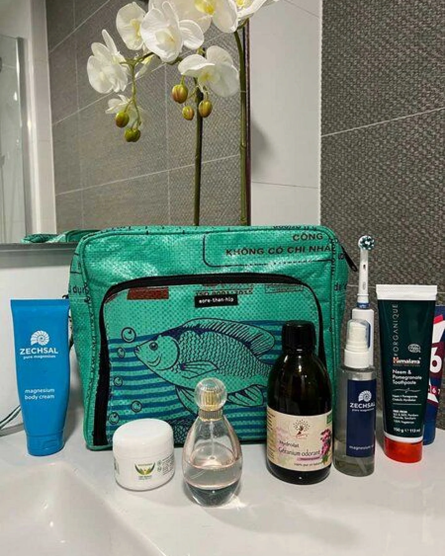 MoreThanHip XL Kulturtasche (6,5 Liter) aus recycelten Fischfutterbeuteln - Lexi – Ansicht 2