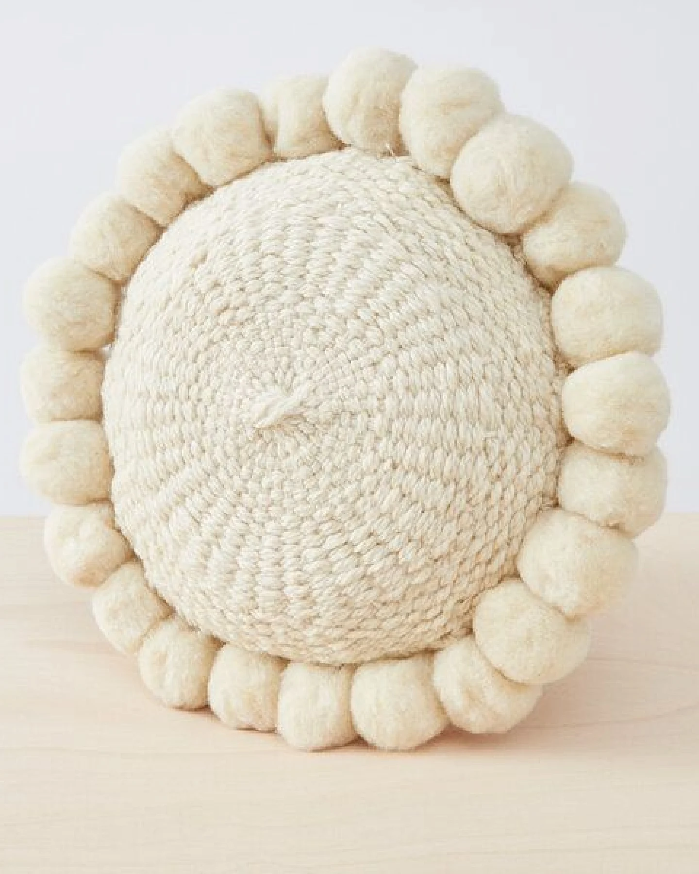 By Native Rundes Pom Pom Kissen "Salta", 100% Schurwolle, mulesingfrei – Ansicht 3