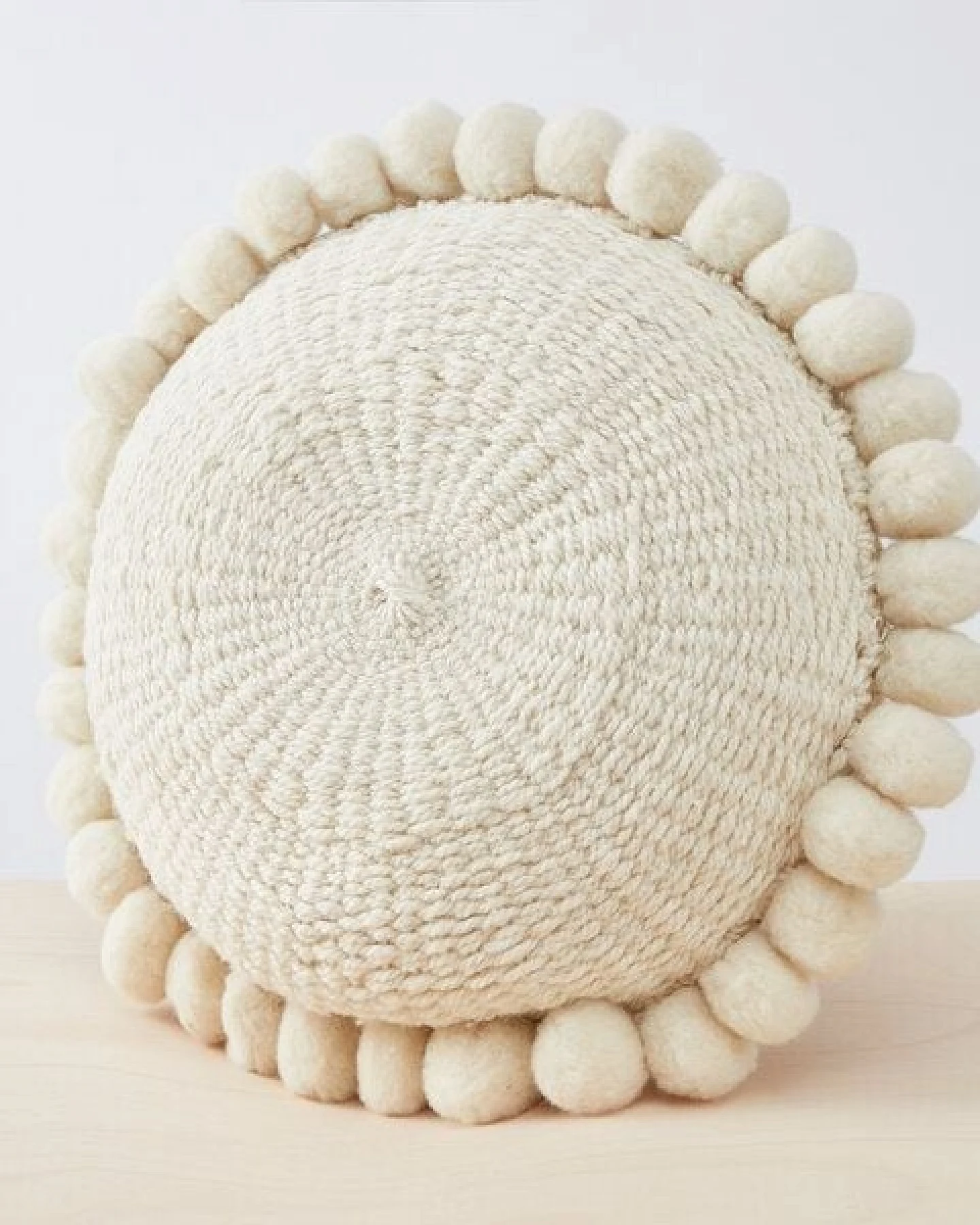By Native Rundes Pom Pom Kissen "Salta", 100% Schurwolle, mulesingfrei – Ansicht 4