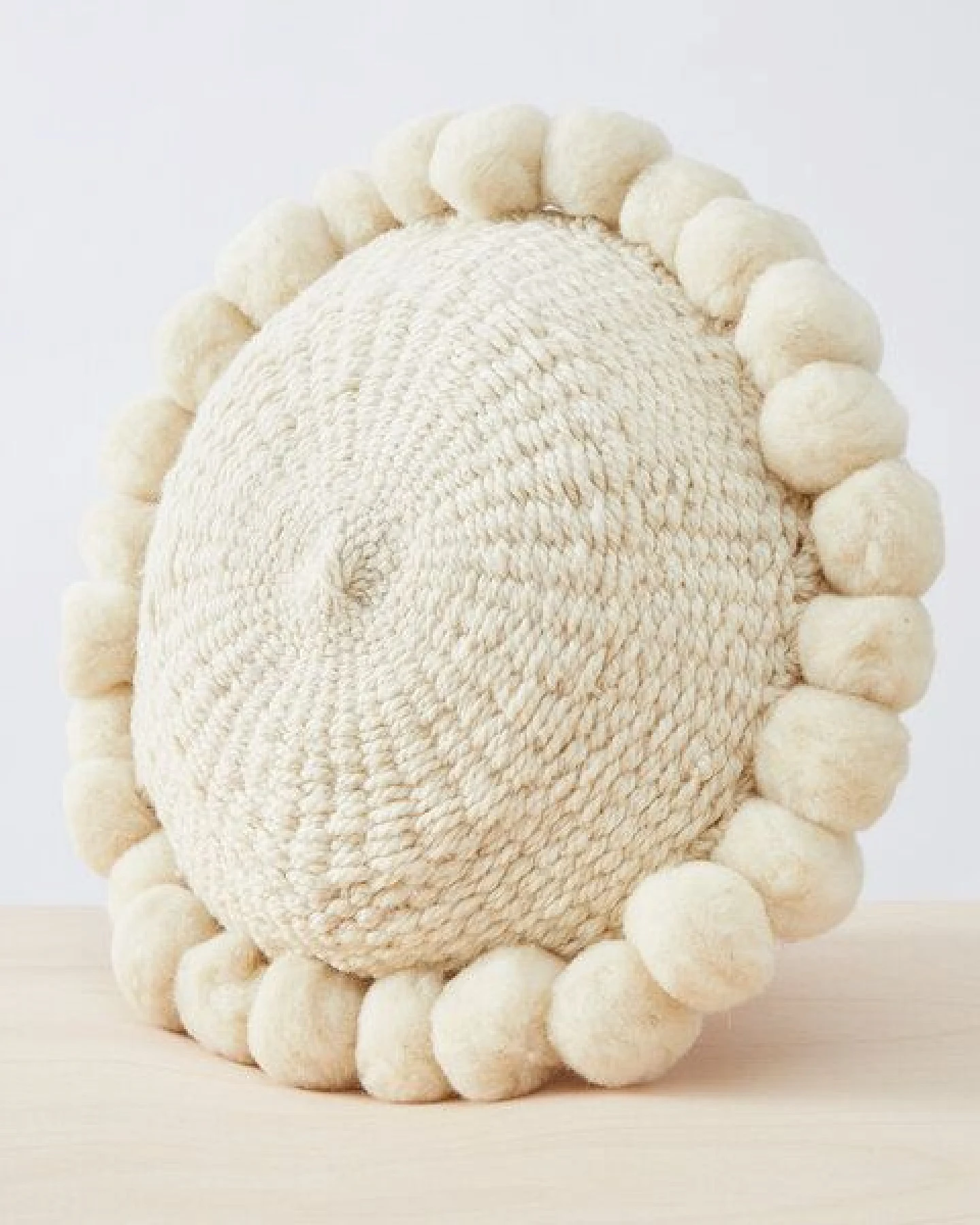By Native Rundes Pom Pom Kissen "Salta", 100% Schurwolle, mulesingfrei – Ansicht 3