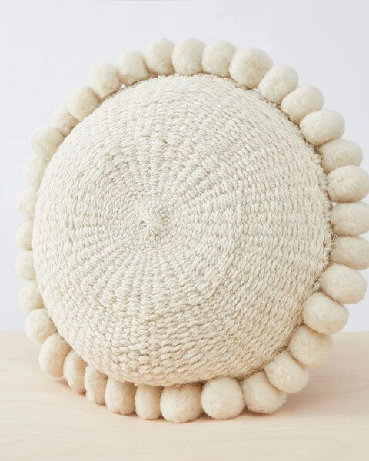 By Native Rundes Pom Pom Kissen "Salta", 100% Schurwolle, mulesingfrei – Ansicht 4