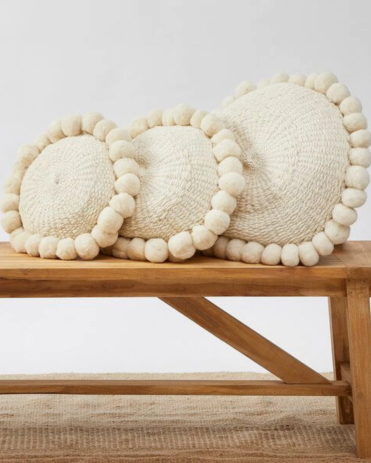 By Native Rundes Pom Pom Kissen "Salta", 100% Schurwolle, mulesingfrei – Ansicht 3