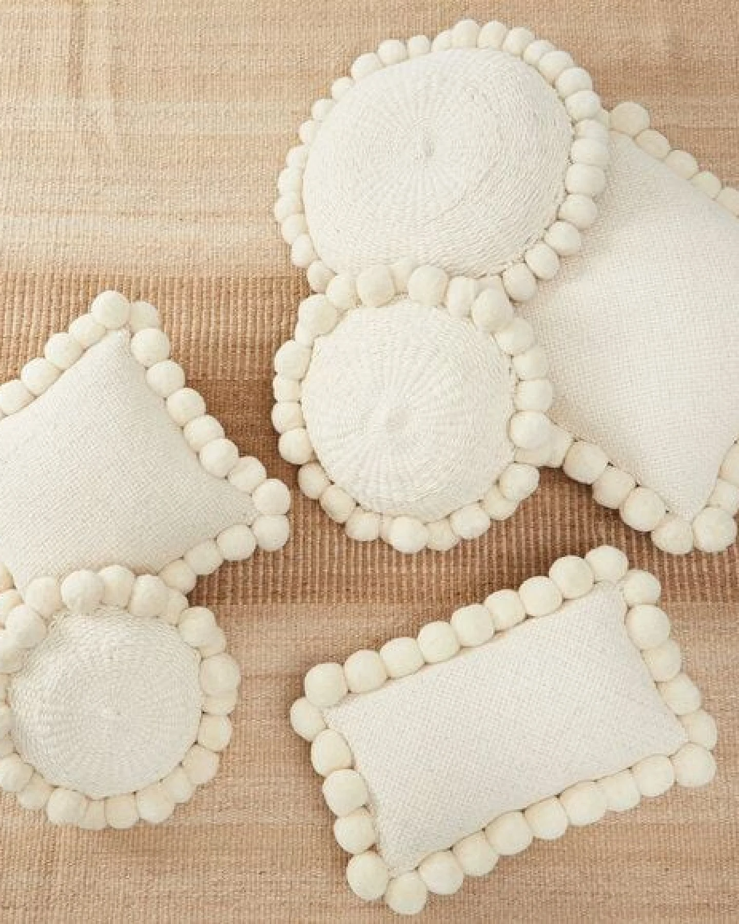 By Native Rundes Pom Pom Kissen "Salta", 100% Schurwolle, mulesingfrei – Ansicht 4