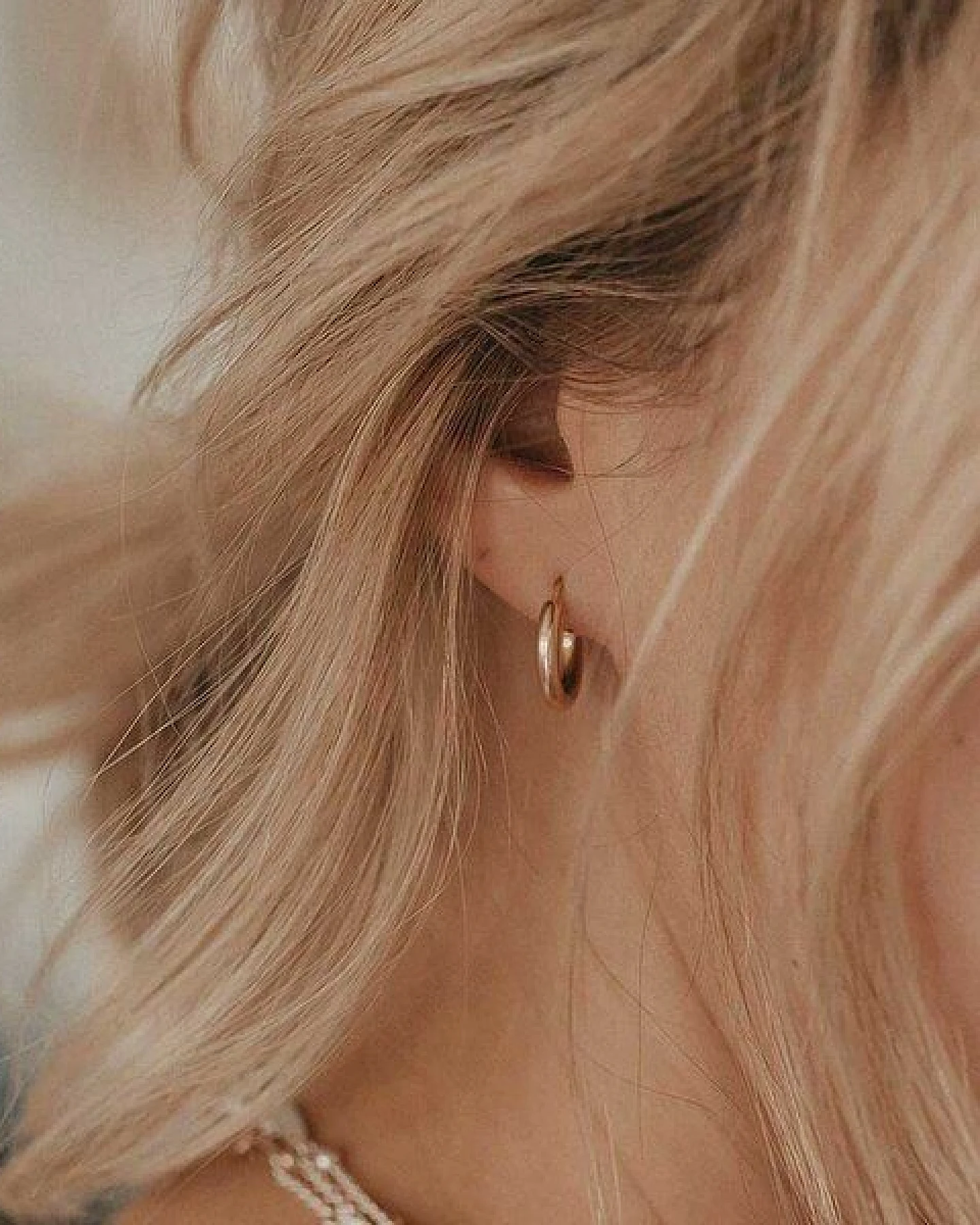 MOANINA Ohrringe Hoops Isabella • 14k Echtgold – Ansicht 4