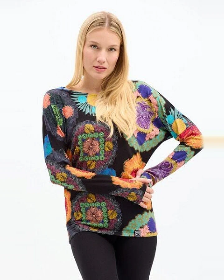 Bluse Be My Valentine Harmony – Enganliegende Passform – mit langen Ärmeln – arbenfroher KOKOworld-Print – mit Daumenloch abgeschlossen – Fair produziert in Polen