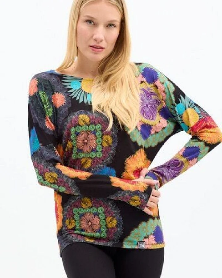 Bluse Be My Valentine Harmony – Enganliegende Passform – mit langen Ärmeln – arbenfroher KOKOworld-Print – mit Daumenloch abgeschlossen – Fair produziert in Polen
