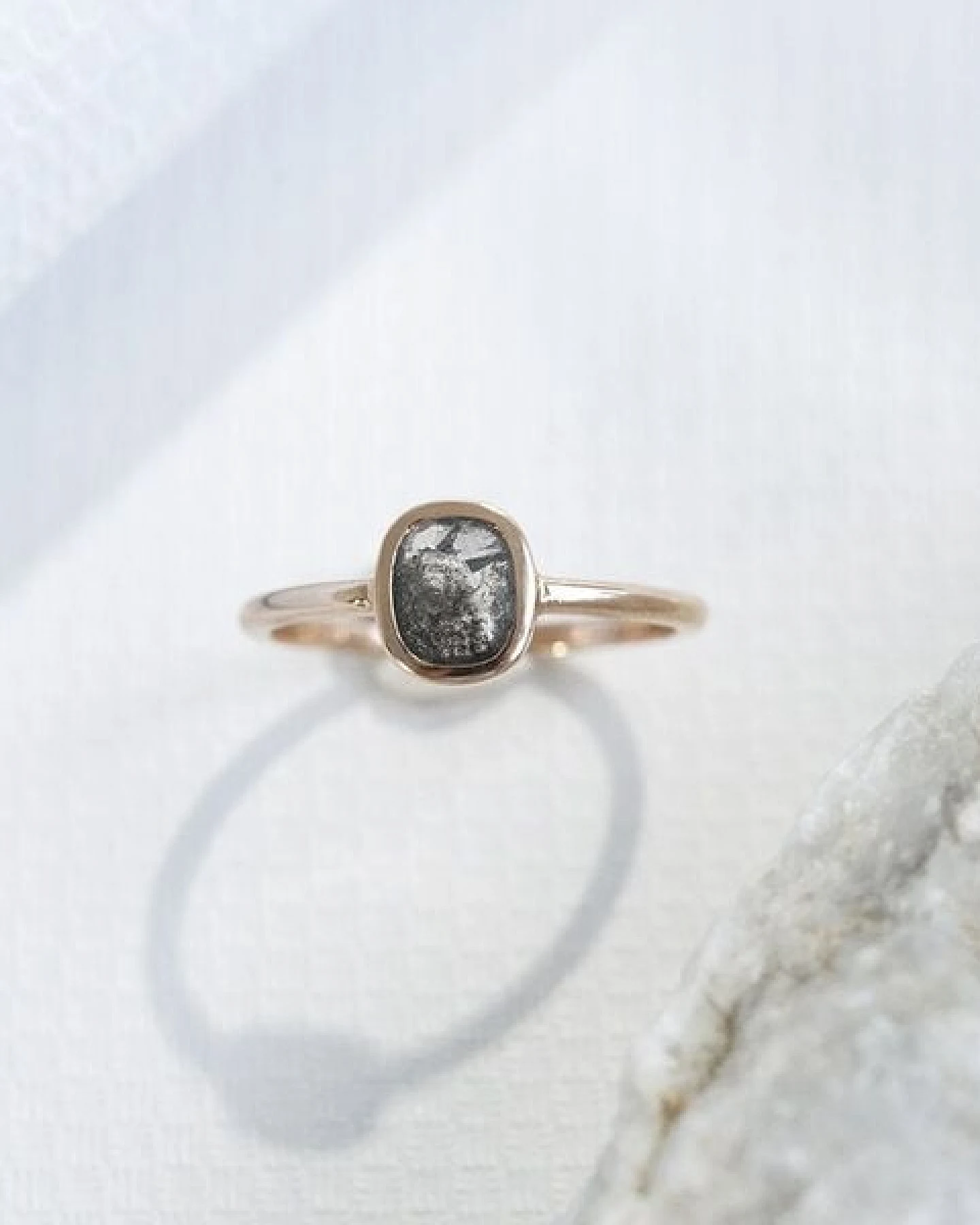 Eppi Ring mit einem Salt and Pepper Diamanten in Emerald-Form Christy – Ansicht 2