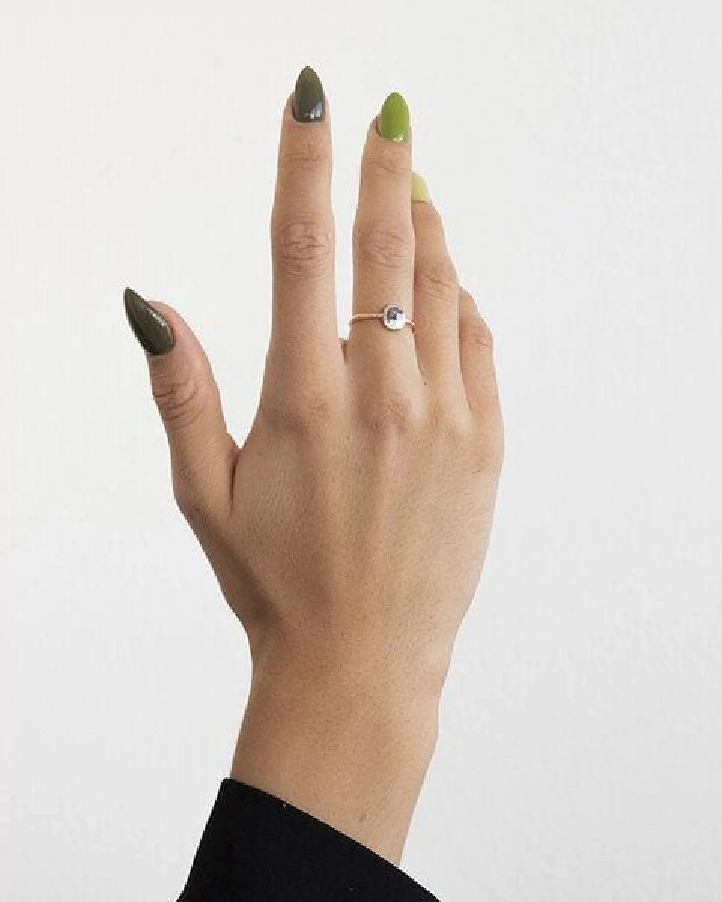 Eppi Ring mit einem Salt and Pepper Diamanten in Emerald-Form Christy – Ansicht 3