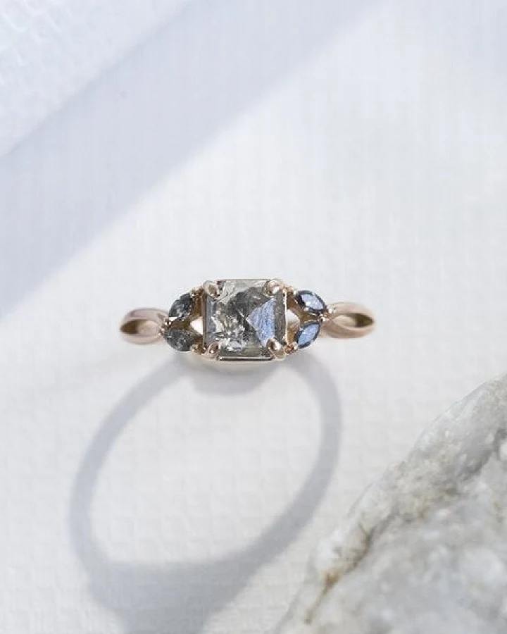 Eppi Ring mit einem Salt and Pepper Diamanten und Diamanten in Marquise-Form Sila