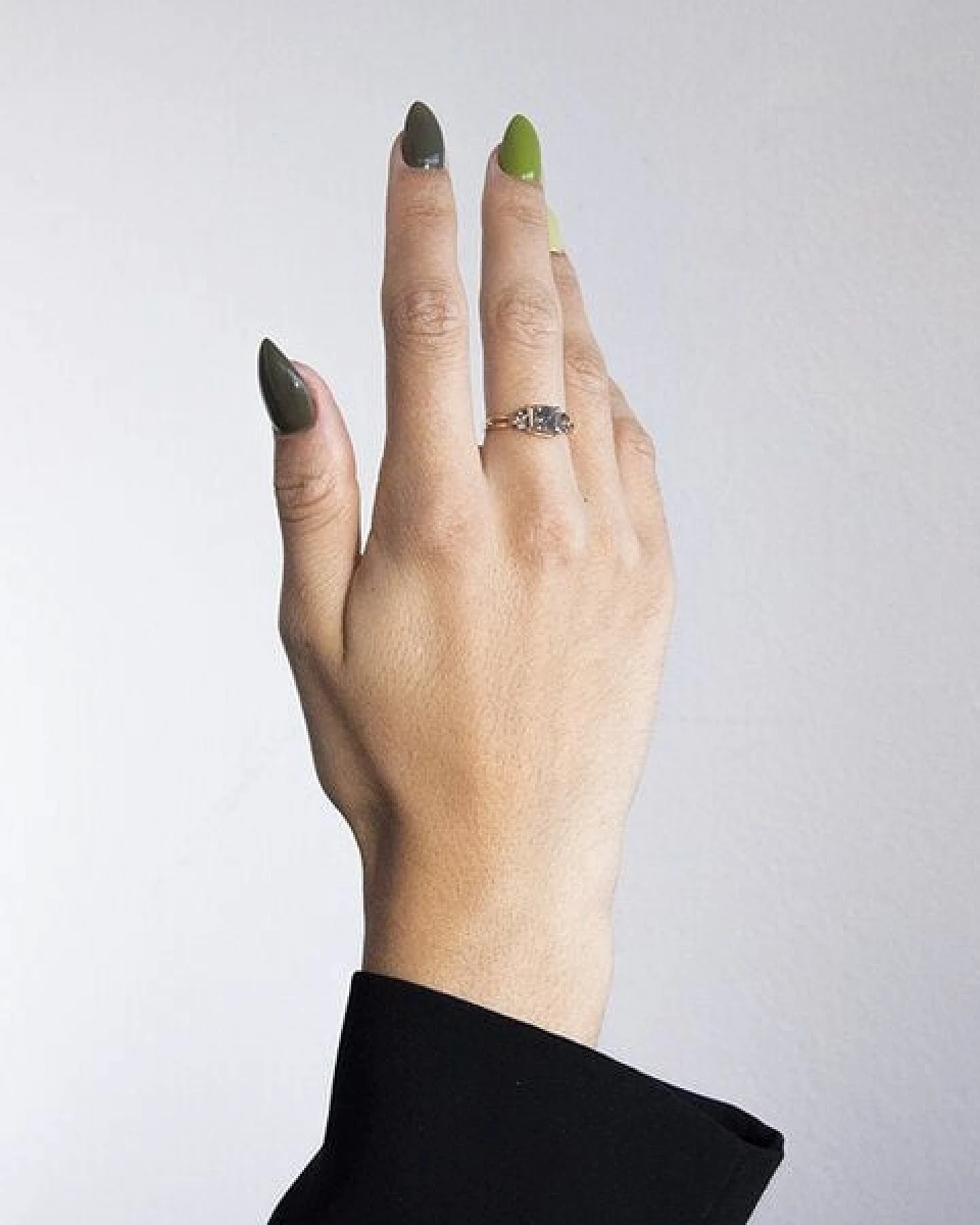 Eppi Ring mit einem Salt and Pepper Diamanten und Diamanten in Marquise-Form Sila – Ansicht 3