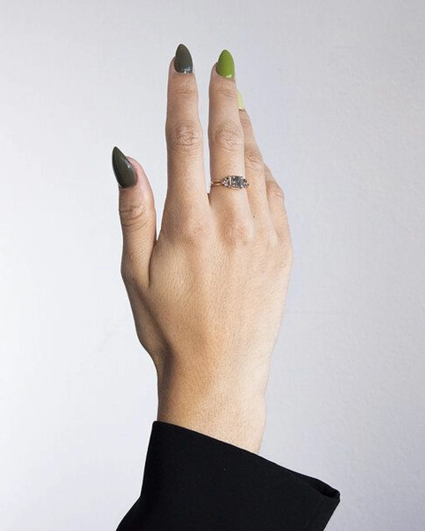 Eppi Ring mit einem Salt and Pepper Diamanten und Diamanten in Marquise-Form Sila – Ansicht 3