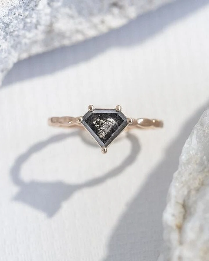 Eppi Goldener Ring mit einem Salt and Pepper Diamanten Page