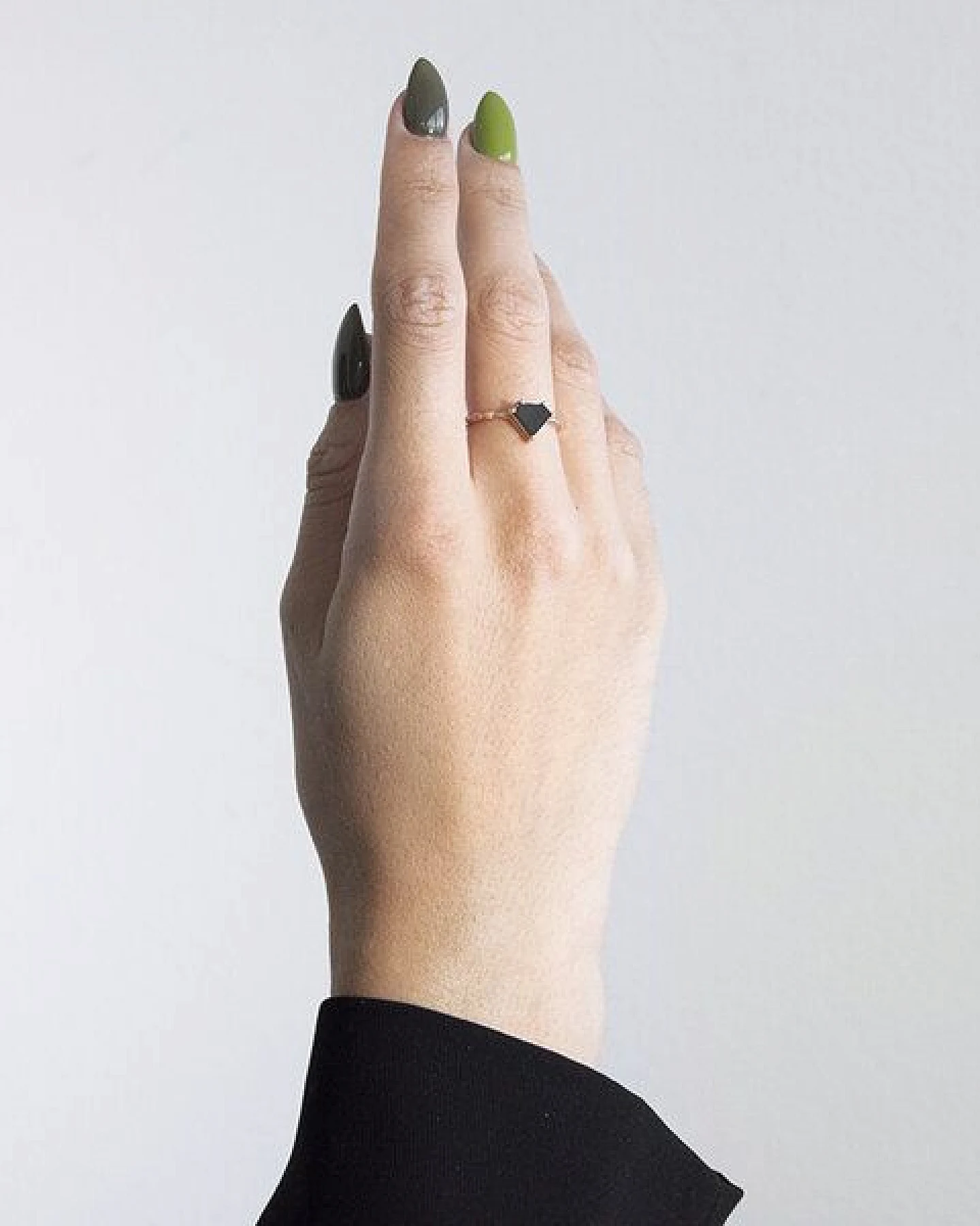 Eppi Goldener Ring mit einem Salt and Pepper Diamanten Page – Ansicht 2