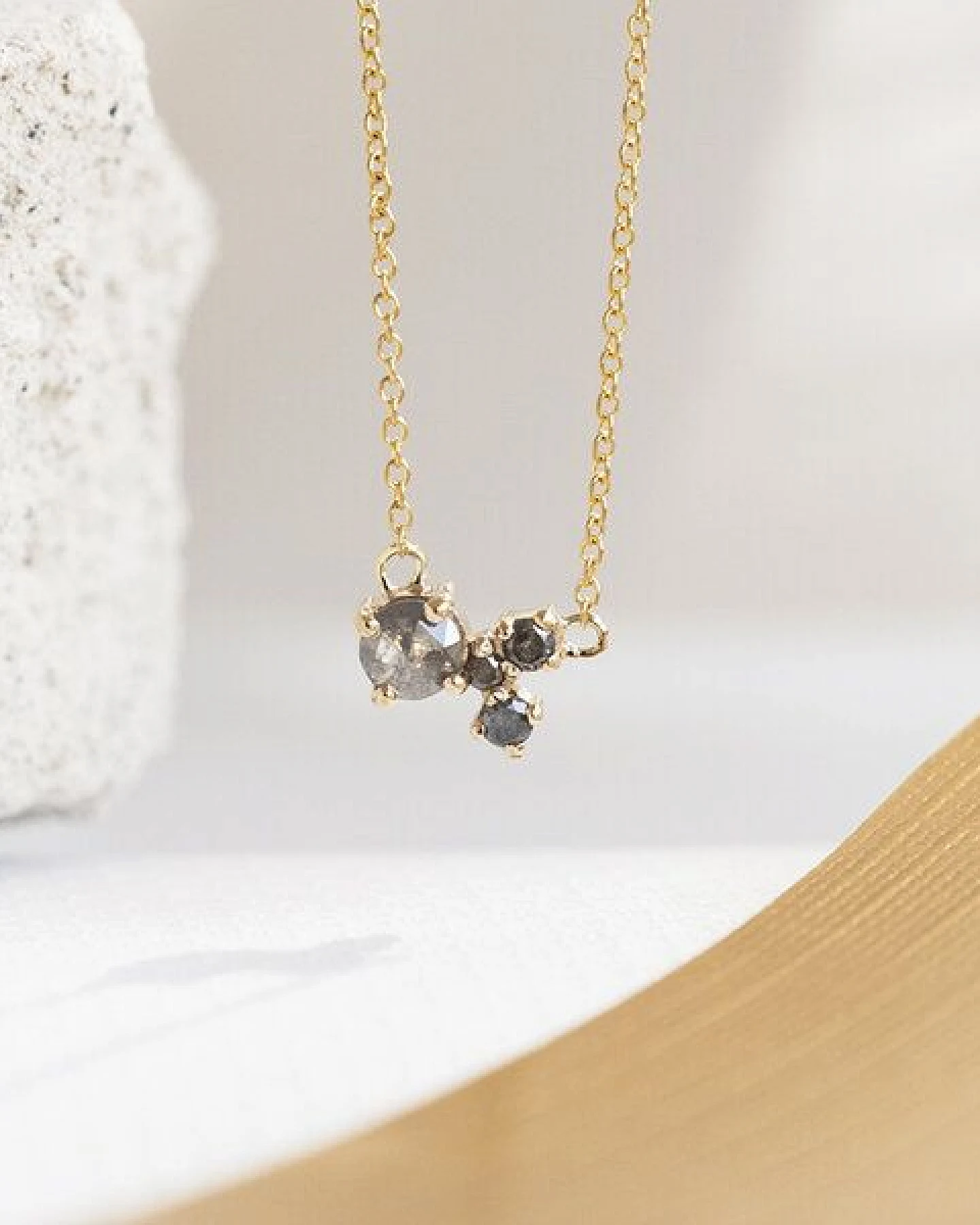 Eppi Cluster-Kette mit Salt and Pepper Diamanten Millie – Ansicht 2