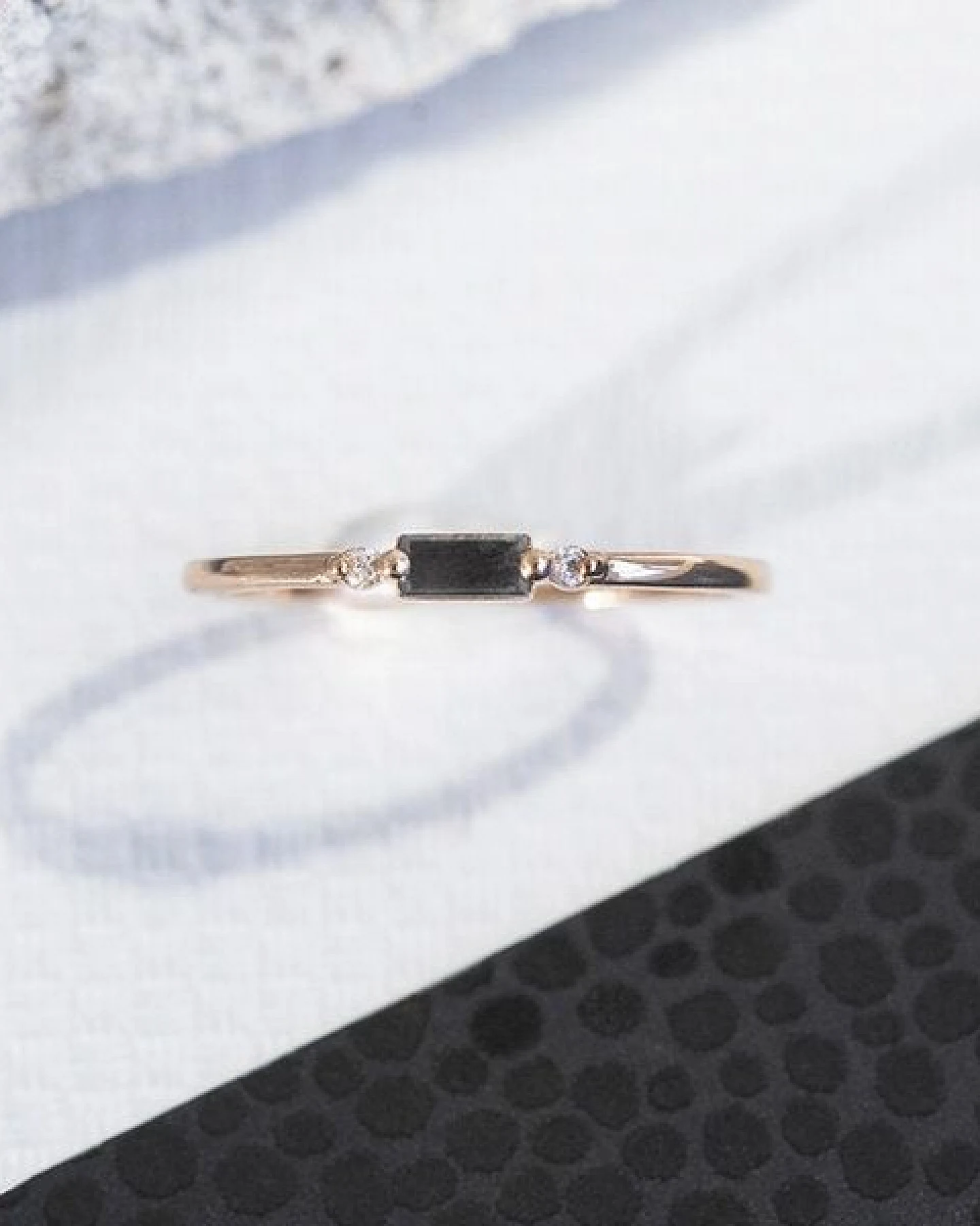Eppi Ring mit einem Salt and Pepper in Baguette-Form und Diamanten Isma – Ansicht 2
