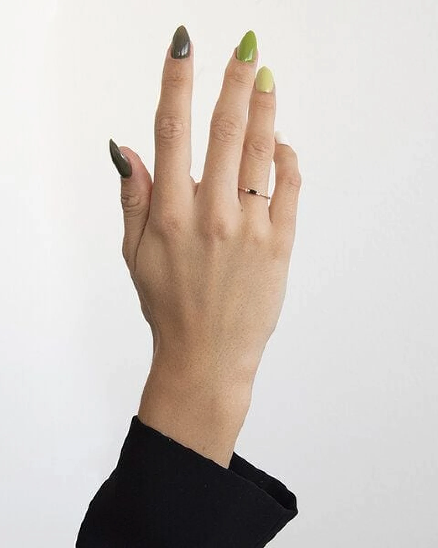 Eppi Ring mit einem Salt and Pepper in Baguette-Form und Diamanten Isma – Ansicht 3