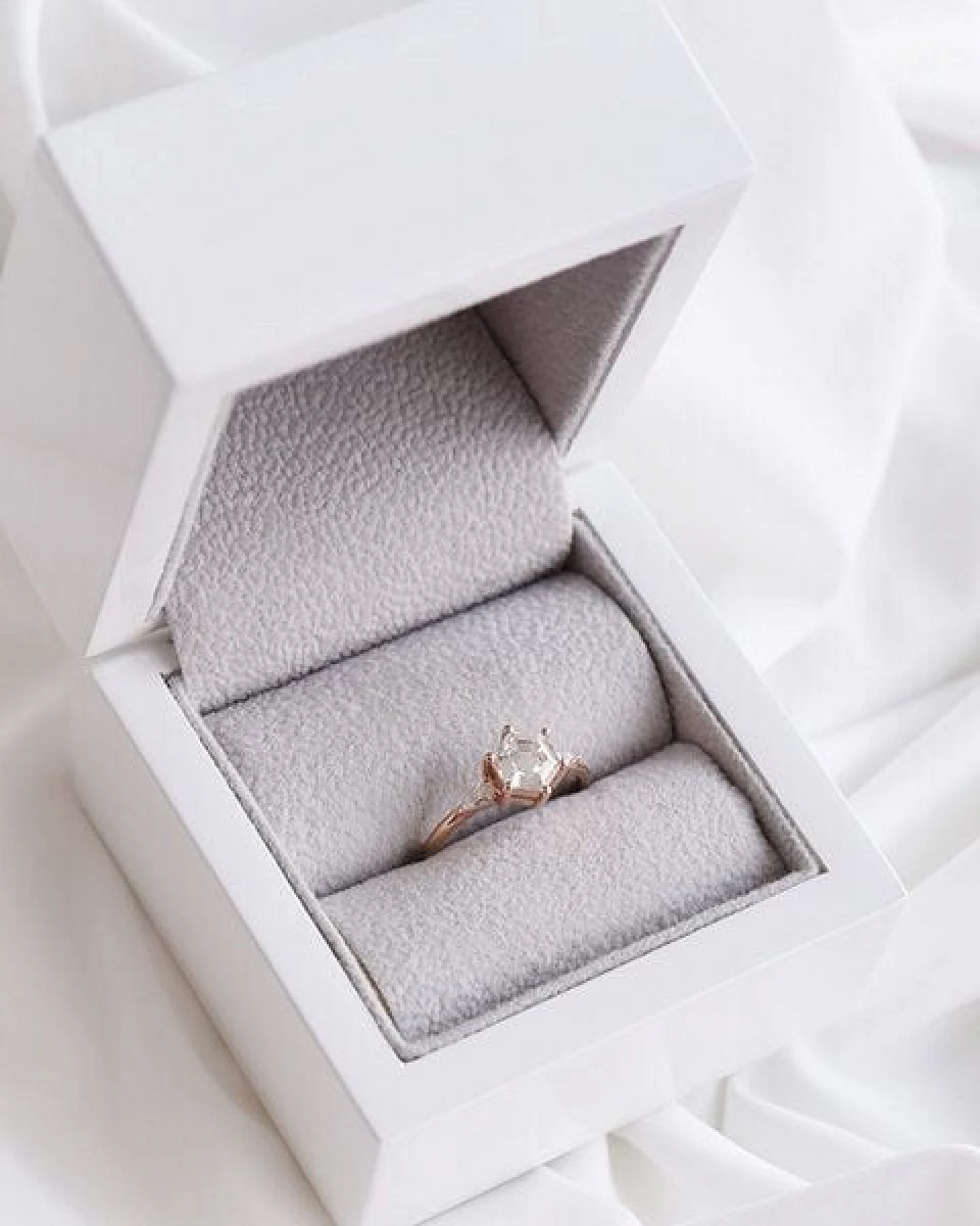 Eppi Verlobungsring mit Hexagon Moissanit und Pear Moissaniten Seydou – Ansicht 4