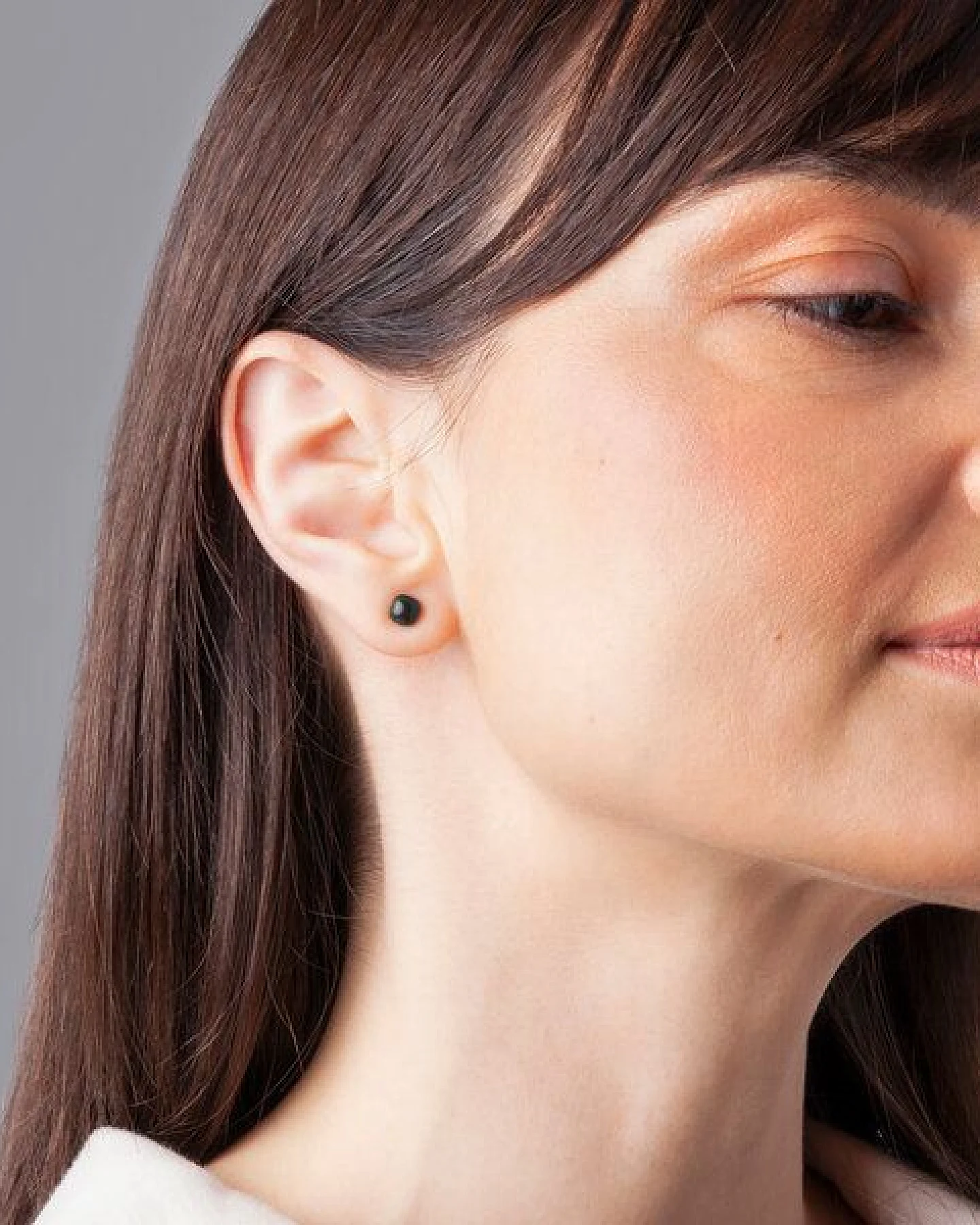 ALEXASCHA Winzige Ohrstecker aus recyceltem Glas – Ansicht 2