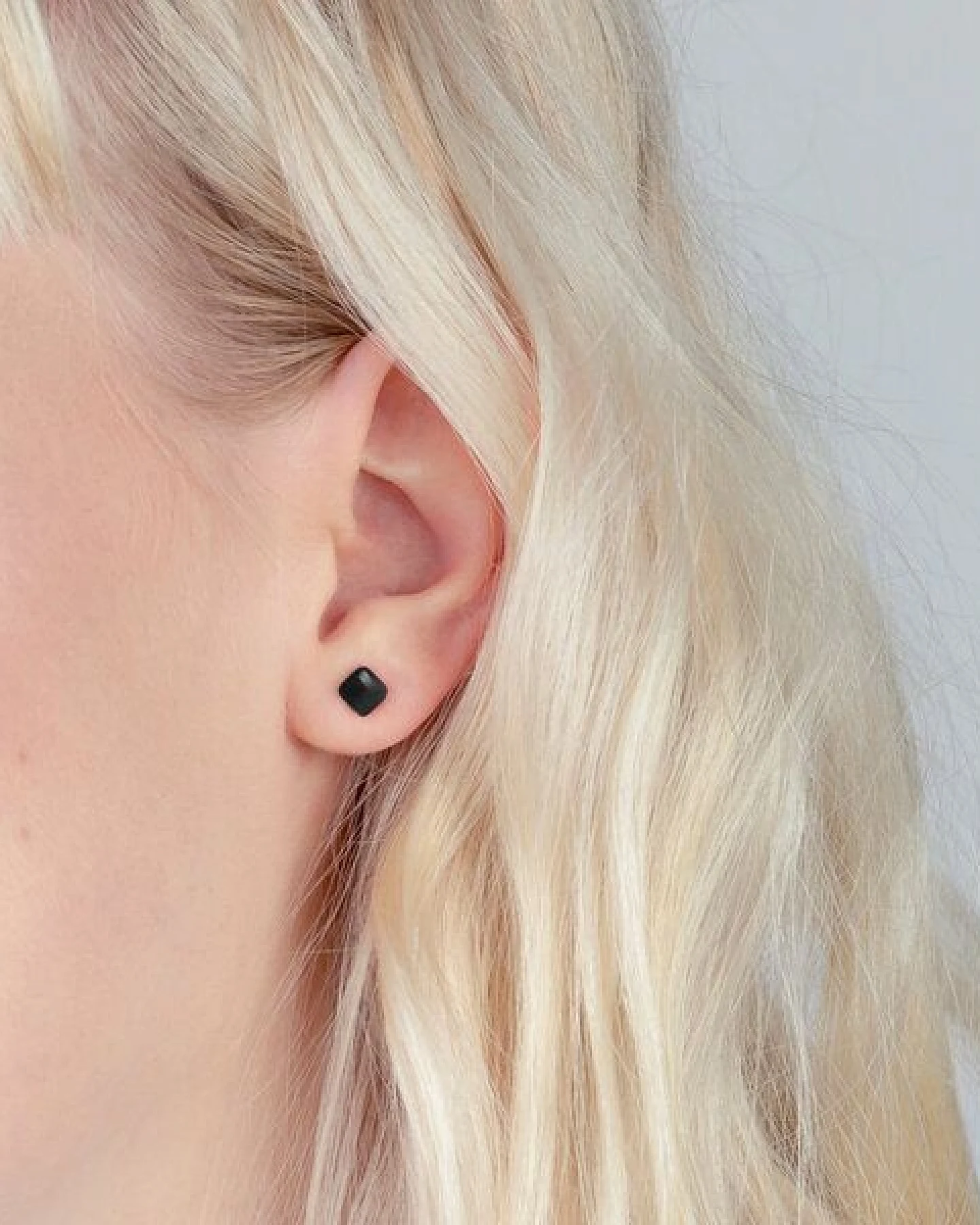 ALEXASCHA Winzige Ohrstecker aus recyceltem Glas – Ansicht 3