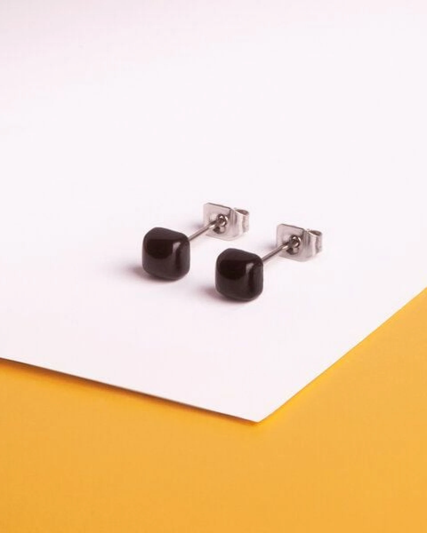ALEXASCHA Winzige Ohrstecker aus recyceltem Glas – Ansicht 4