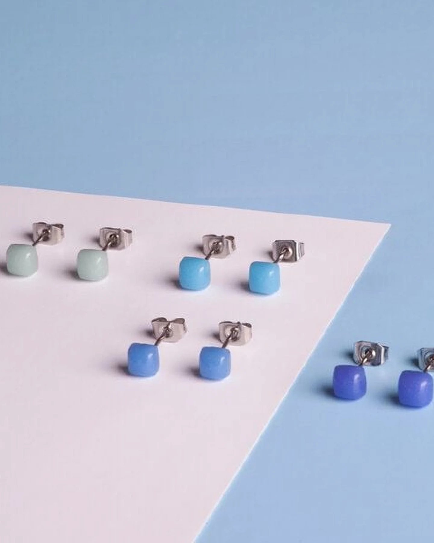 ALEXASCHA Winzige Ohrstecker aus recyceltem Glas – Ansicht 4