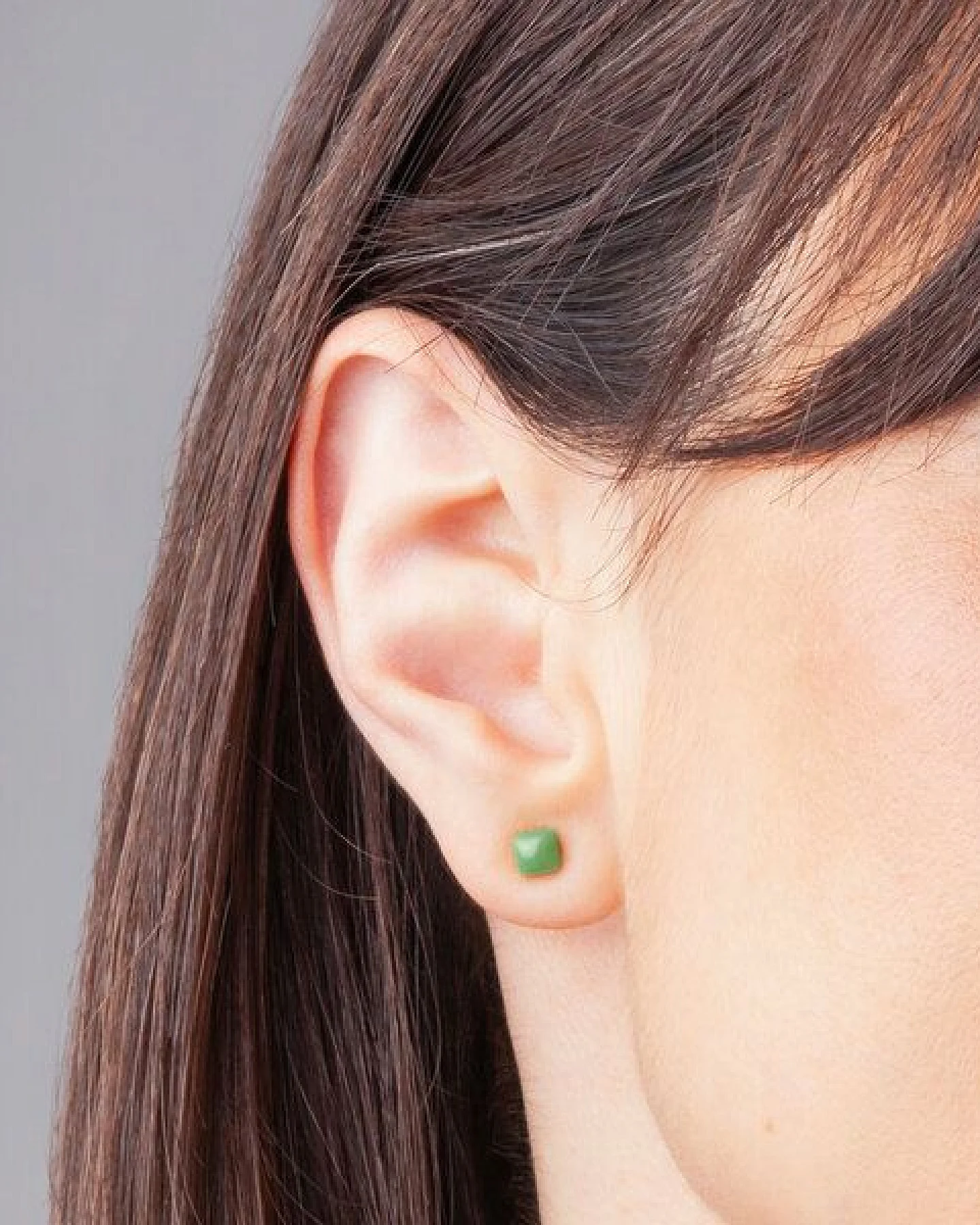 ALEXASCHA Winzige Ohrstecker aus recyceltem Glas – Ansicht 3