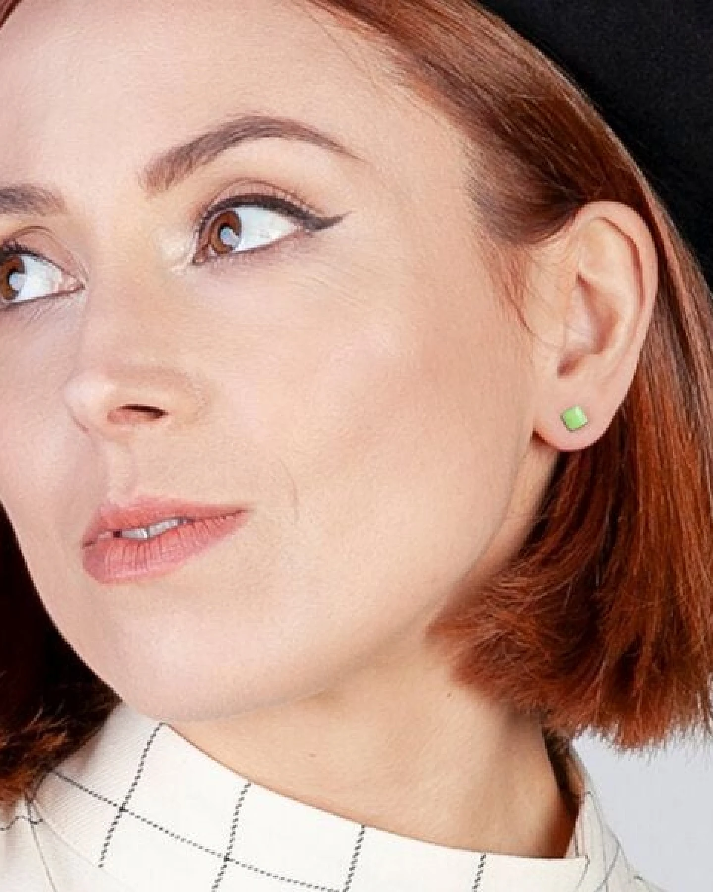 ALEXASCHA Winzige Ohrstecker aus recyceltem Glas – Ansicht 4